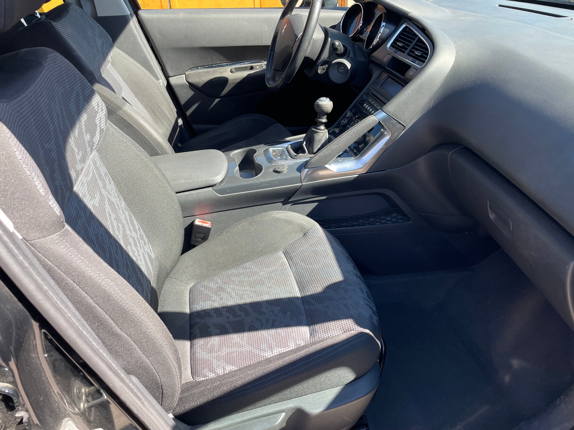 PEUGEOT 3008 1.6 HDI Sport-image-6