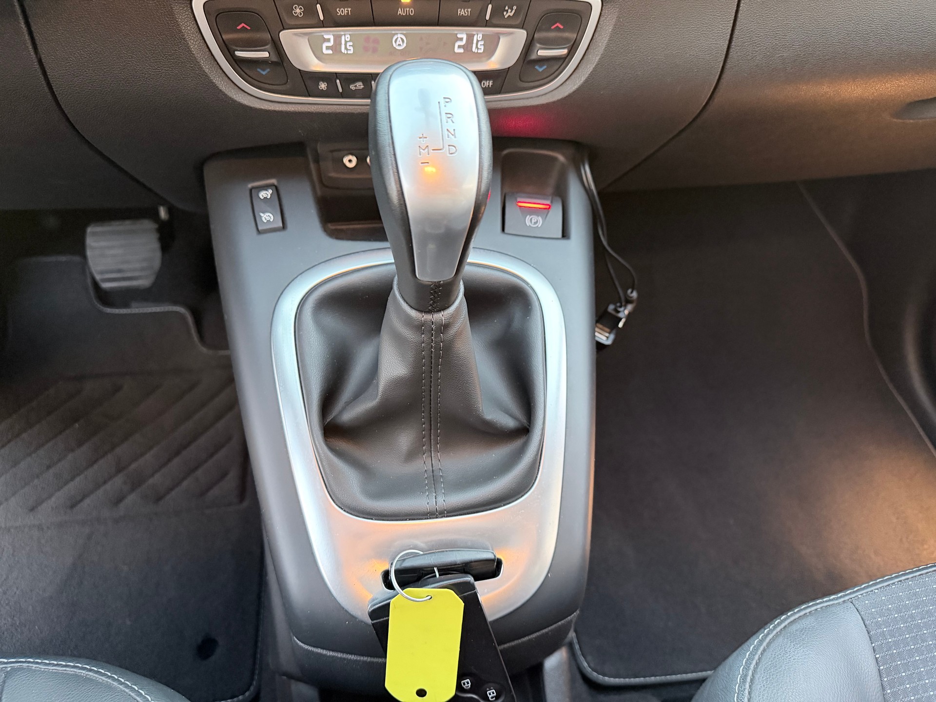 RENAULT Scénic 2.0 16V Dynamique X-Tronic CVT+++ANHÄNGERKUPPLUNG+++-image-7