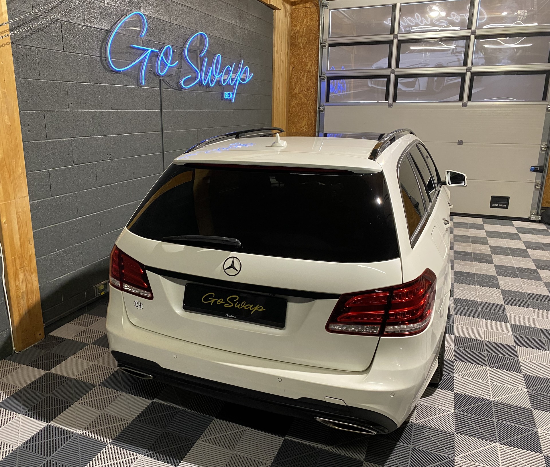 MERCEDES-BENZ E 350 BlueTEC AMG Line 4Matic 7G-Tronic-image-4