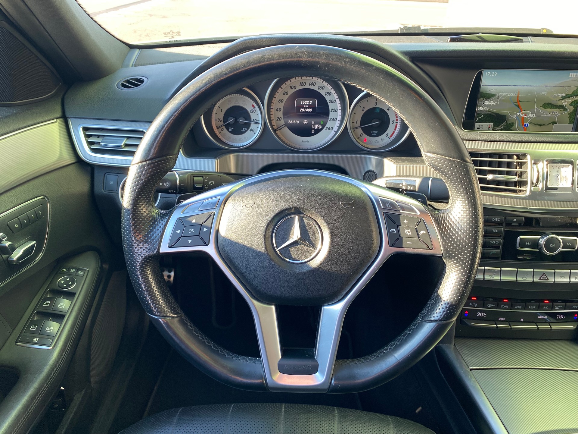 MERCEDES-BENZ E 350 BlueTEC AMG Line 4Matic 7G-Tronic-image-19