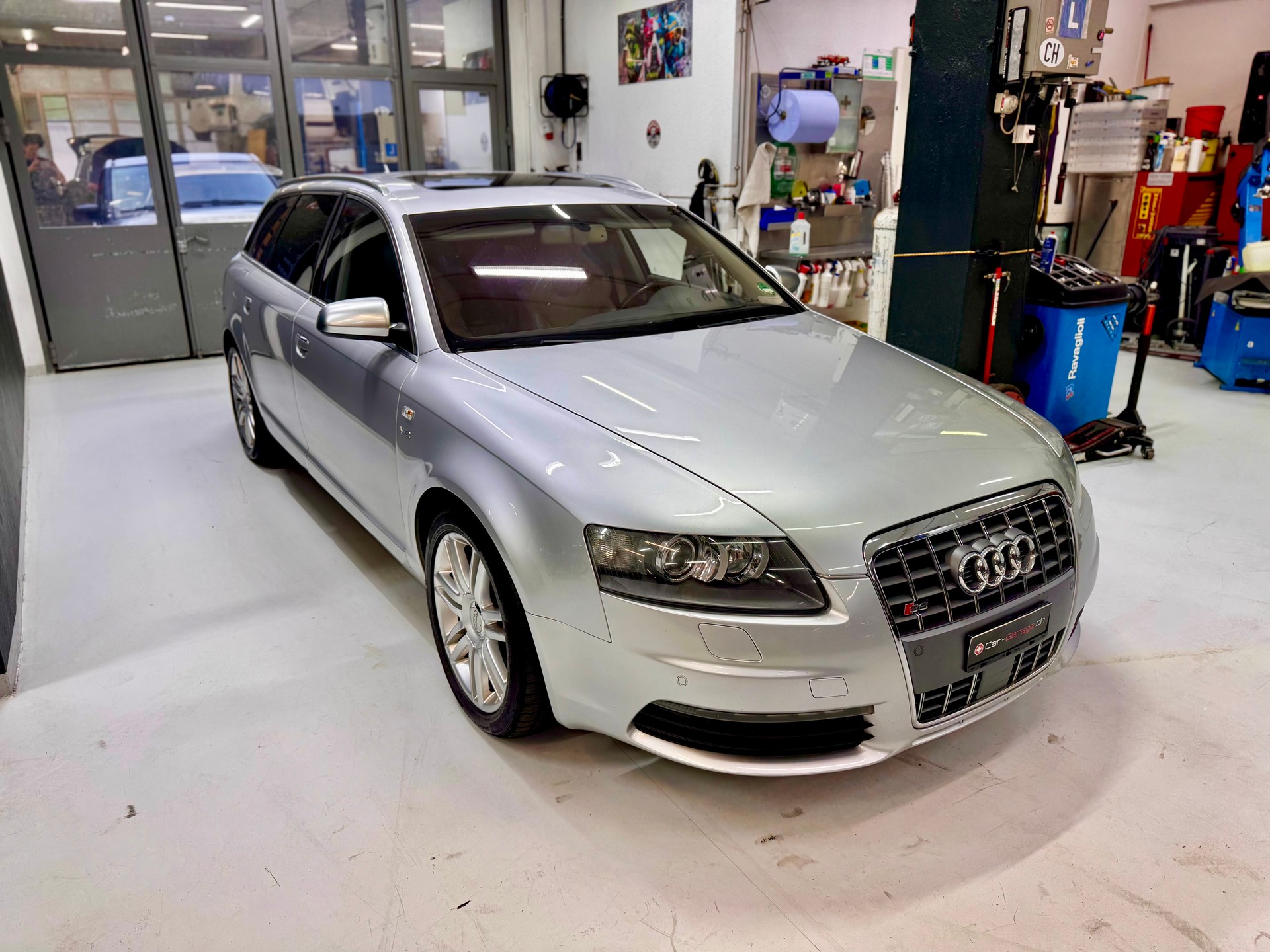 AUDI S6 Avant 5.2 V10 quattro tiptronic-image-3