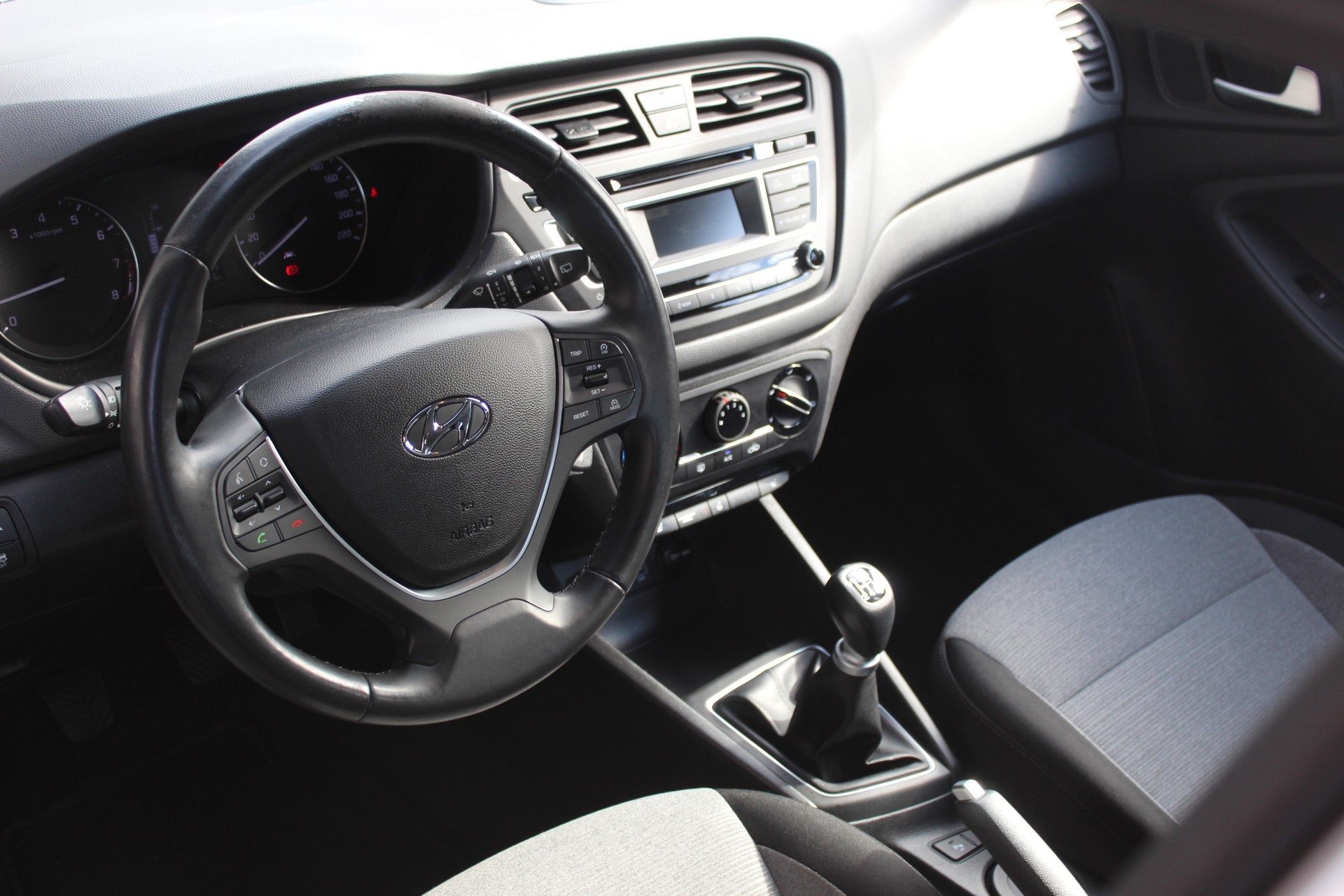 HYUNDAI i20 1.2 Amplia-image-12