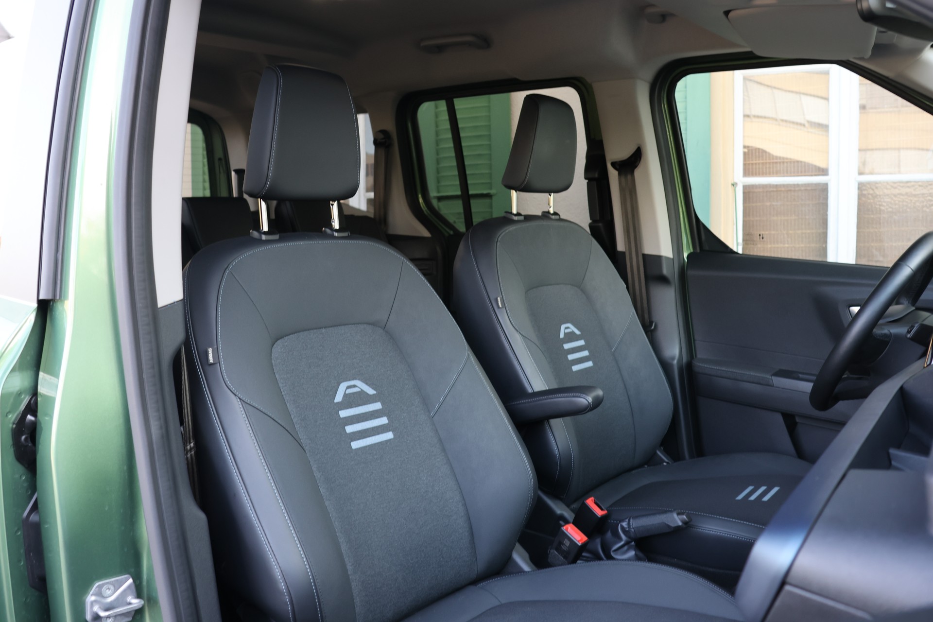FORD Tourneo Courier 1.0 EcoBoost Active Automat (CH)-image-8