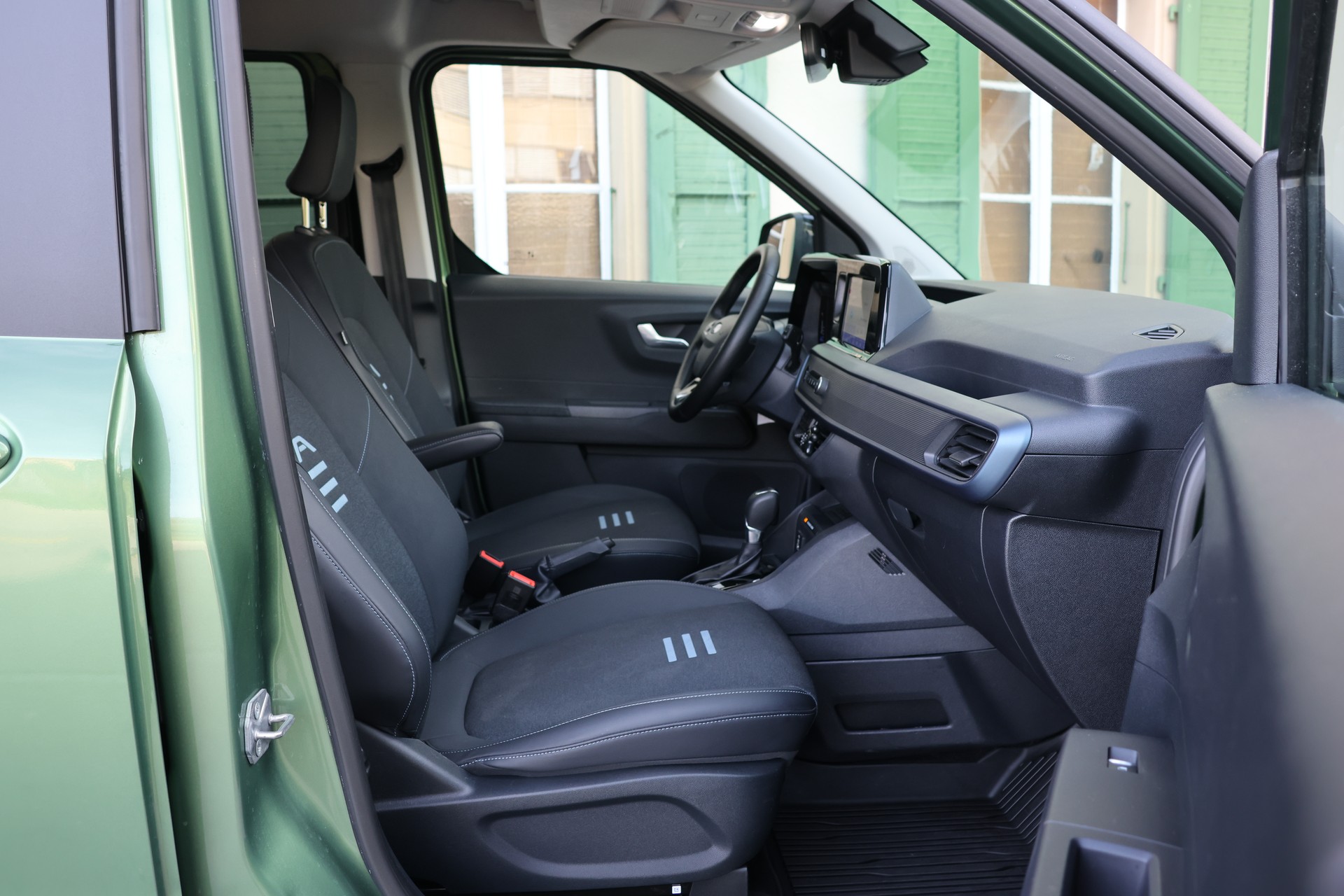 FORD Tourneo Courier 1.0 EcoBoost Active Automat (CH)-image-9