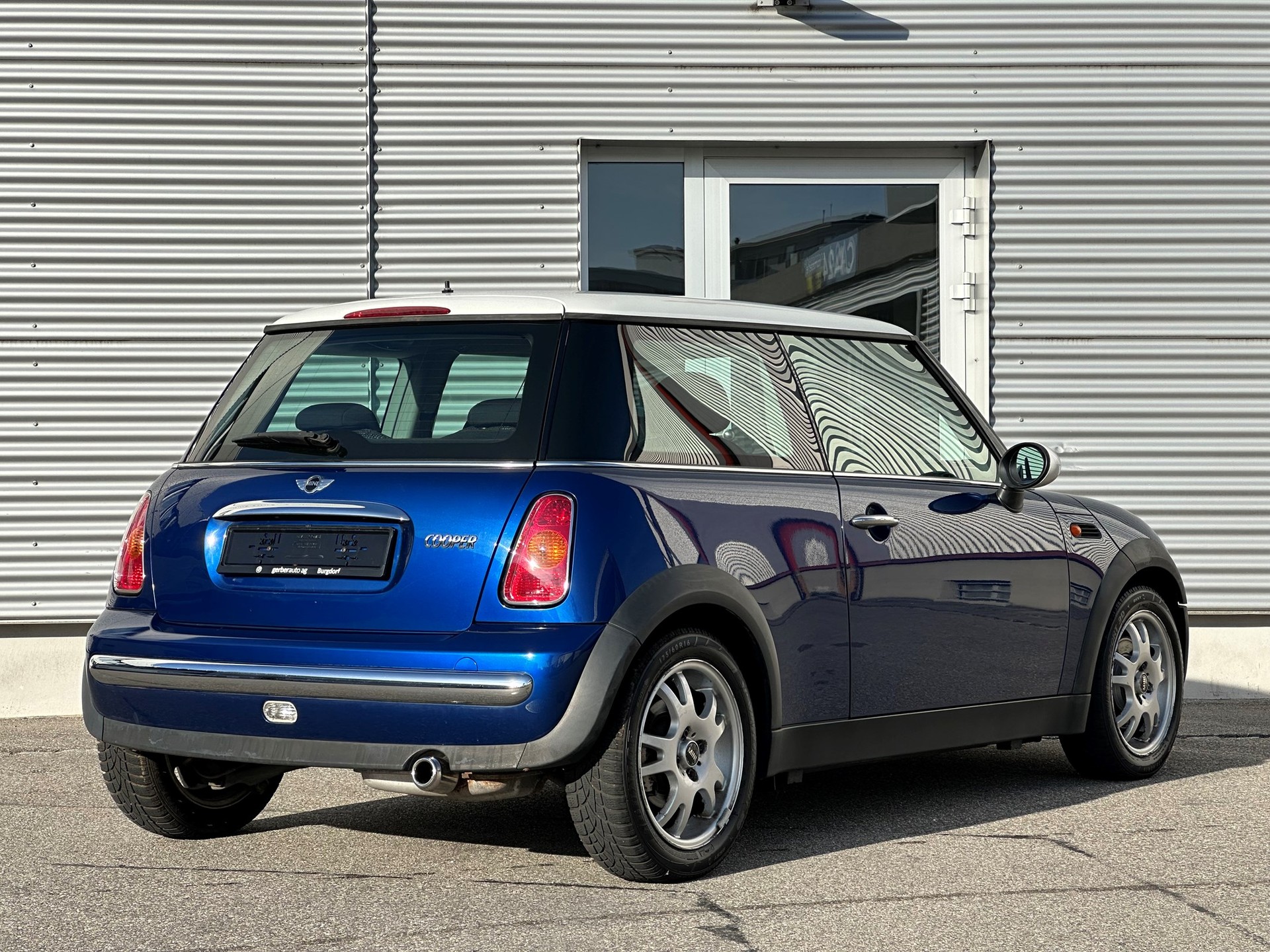 MINI Cooper-showroom-element-1