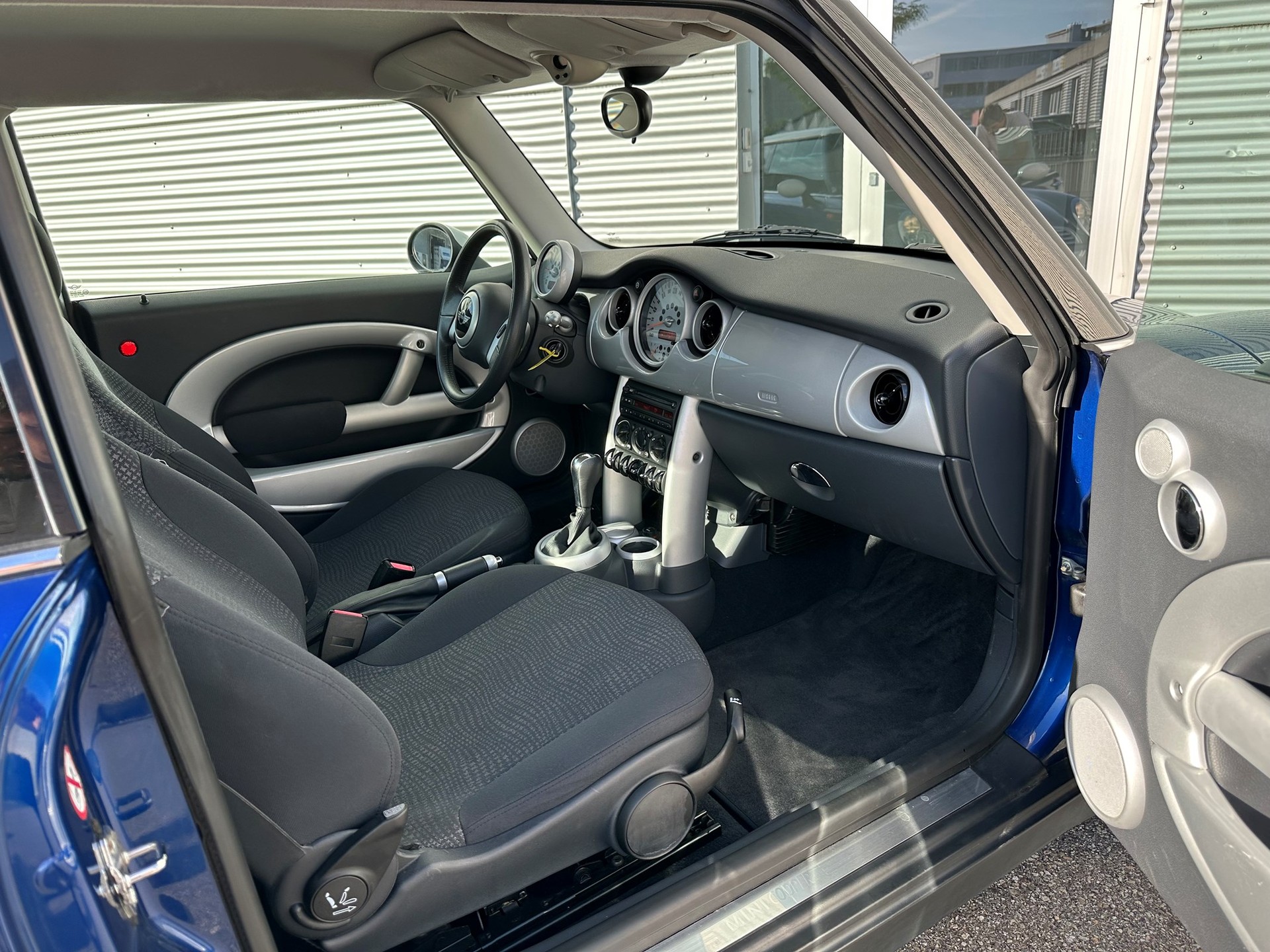 MINI Cooper-showroom-element-2