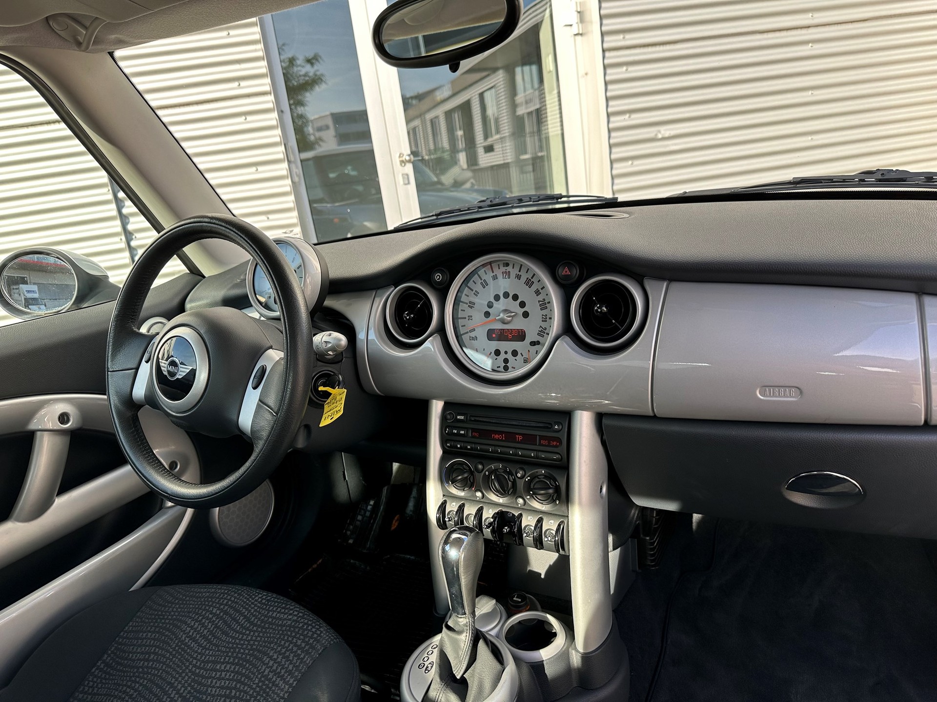 MINI Cooper-showroom-element-3