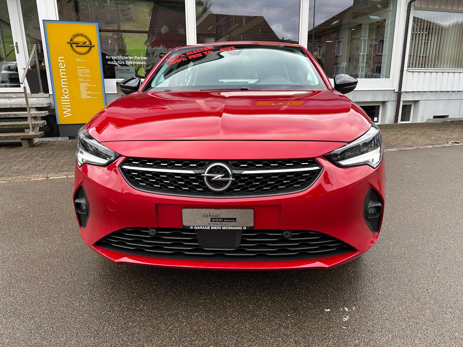 OPEL Corsa-e Elegance-showroom-element-1