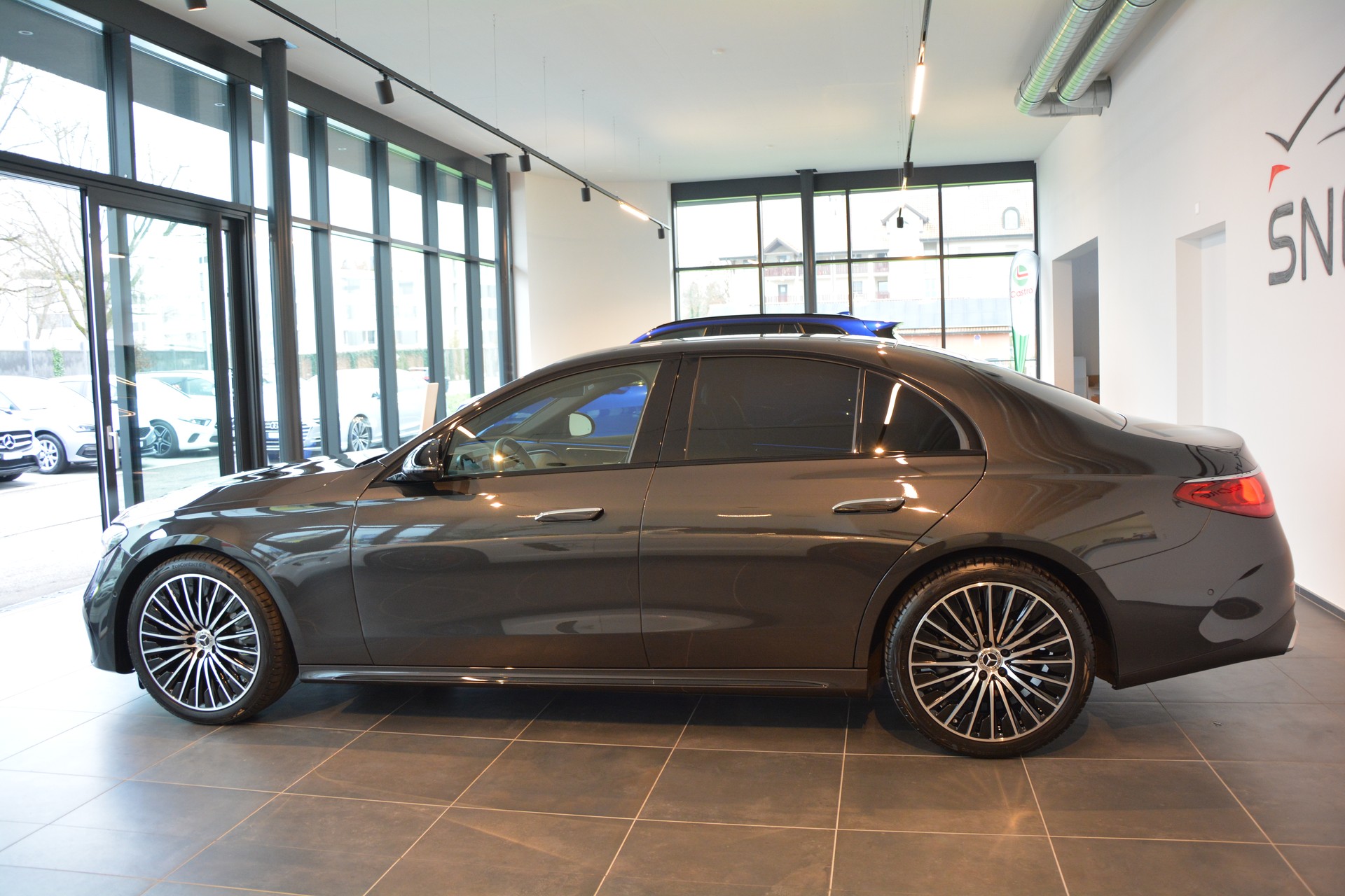 MERCEDES-BENZ E 200 9G-Tronic-showroom-element-2