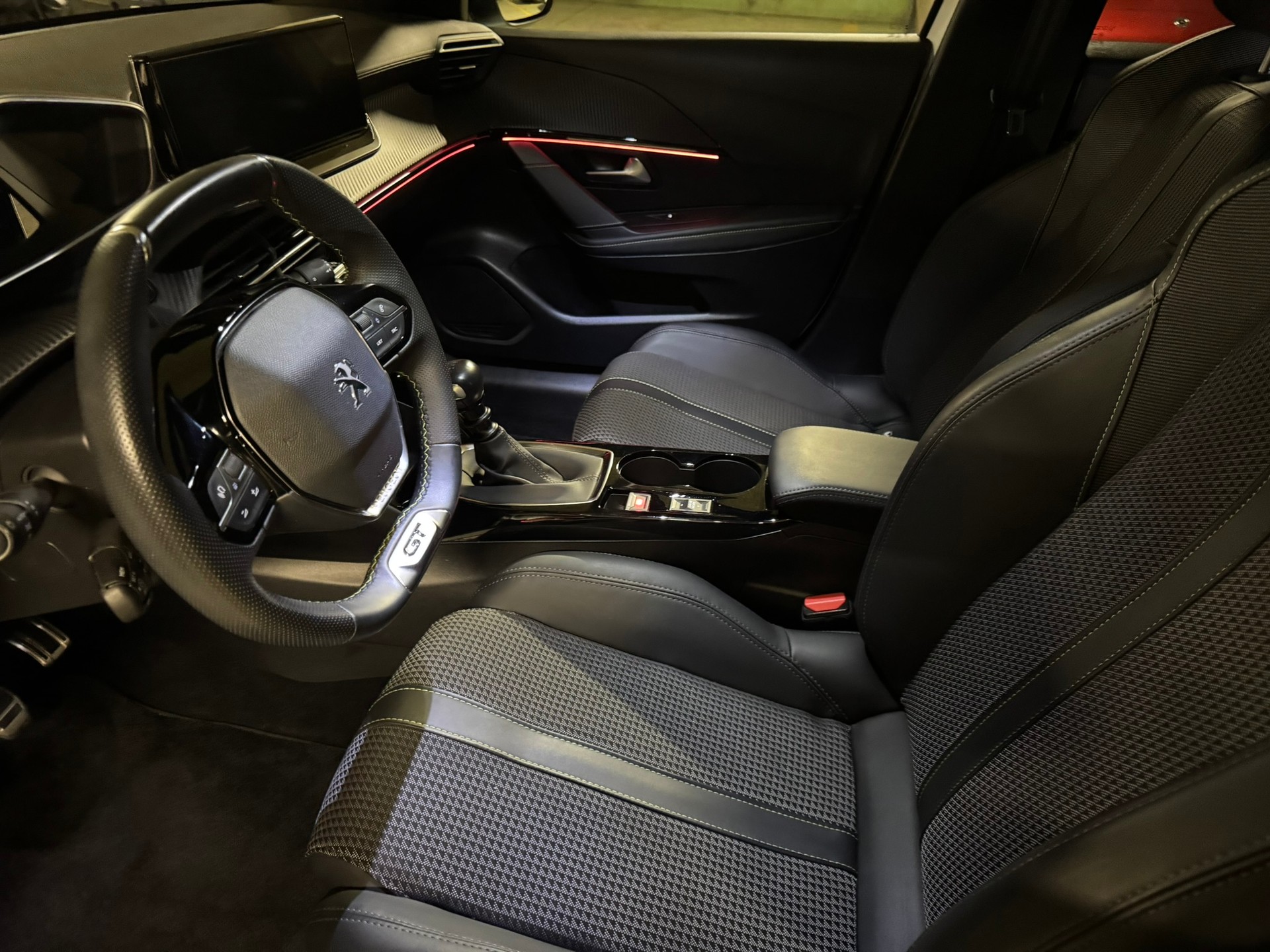 PEUGEOT 208 1.2 PureTech GT-image-5