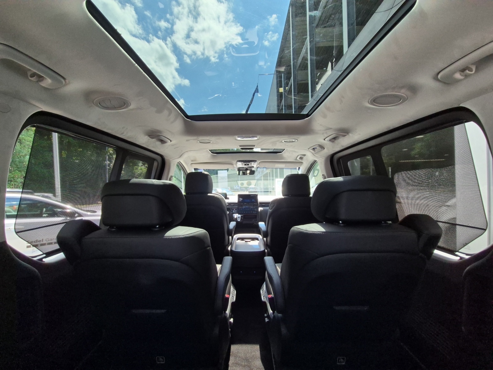 HYUNDAI Staria Premium 1.6 GDi HEV Vertex-image-10