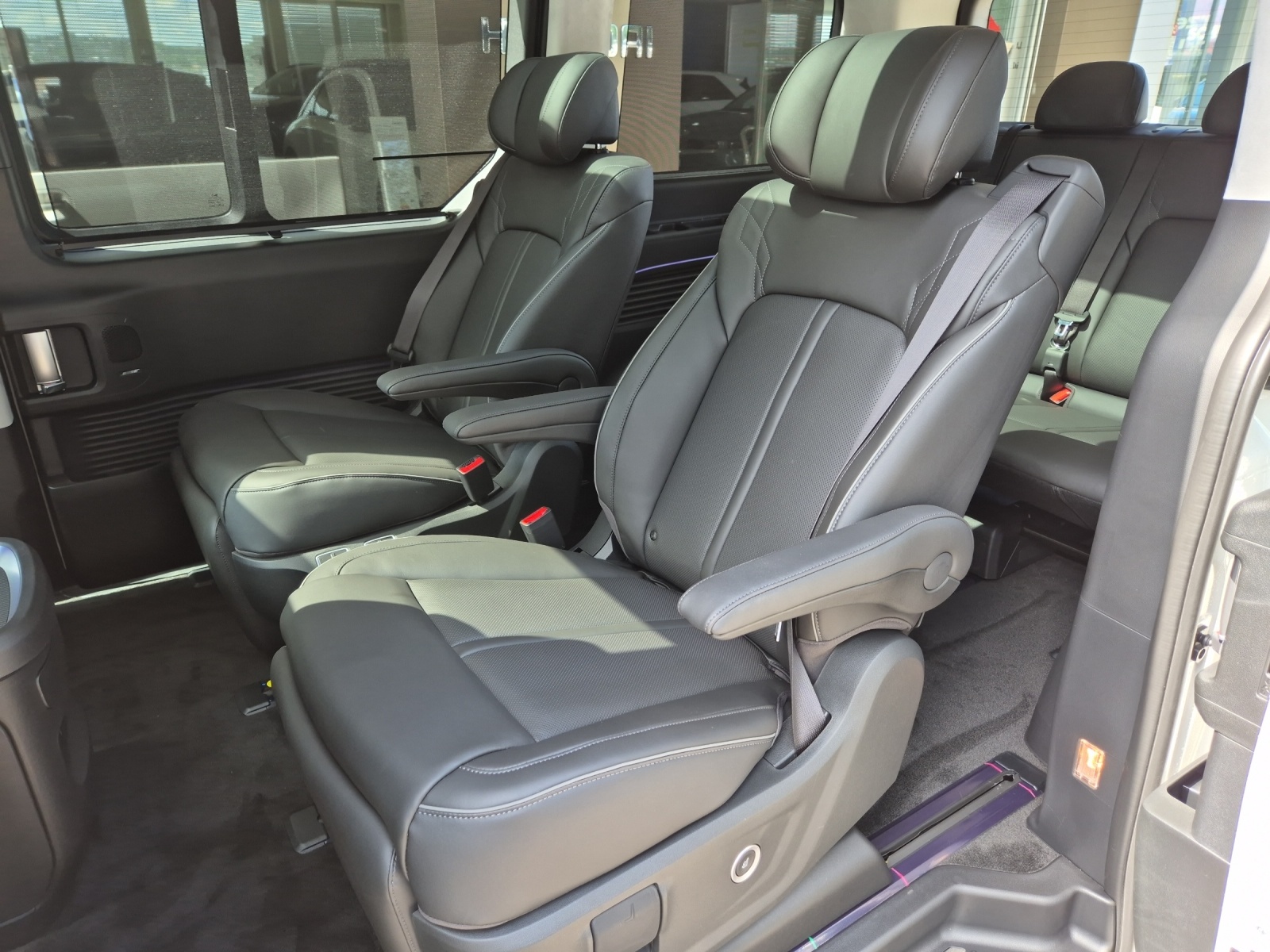 HYUNDAI Staria Premium 1.6 GDi HEV Vertex-image-8