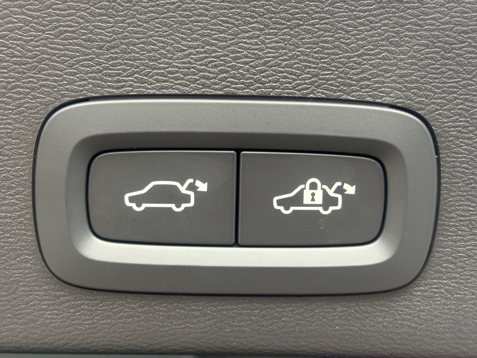 VOLVO XC40 B4 Benzin Mild Hybrid Ultra Black Edition DCT-image-15