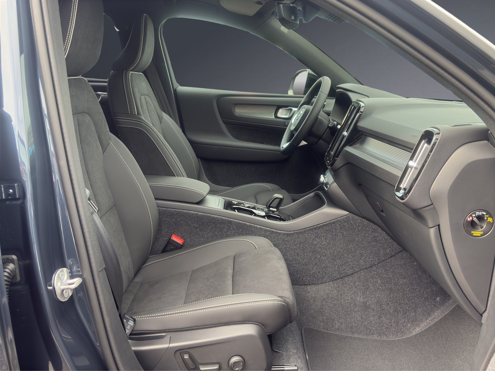 VOLVO XC40 B4 Benzin Mild Hybrid Ultra Black Edition DCT-image-8
