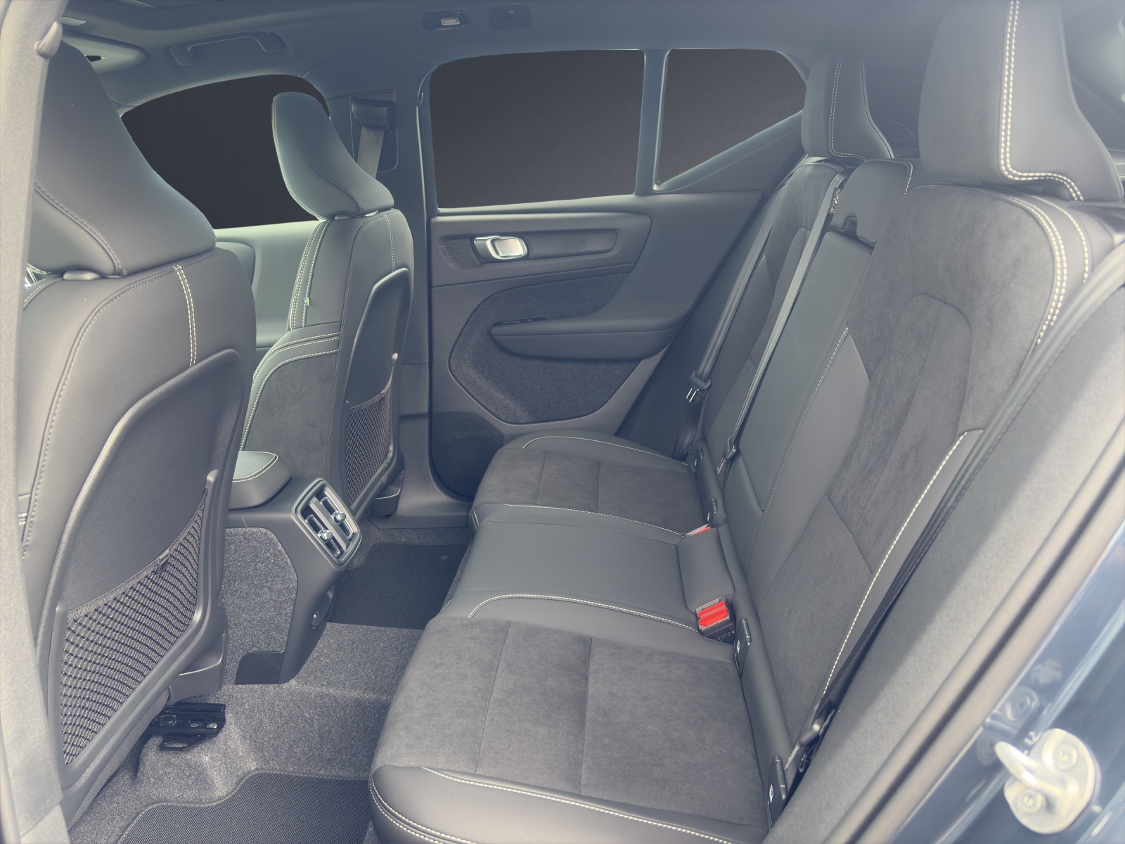 VOLVO XC40 B4 Benzin Mild Hybrid Ultra Black Edition DCT-image-11