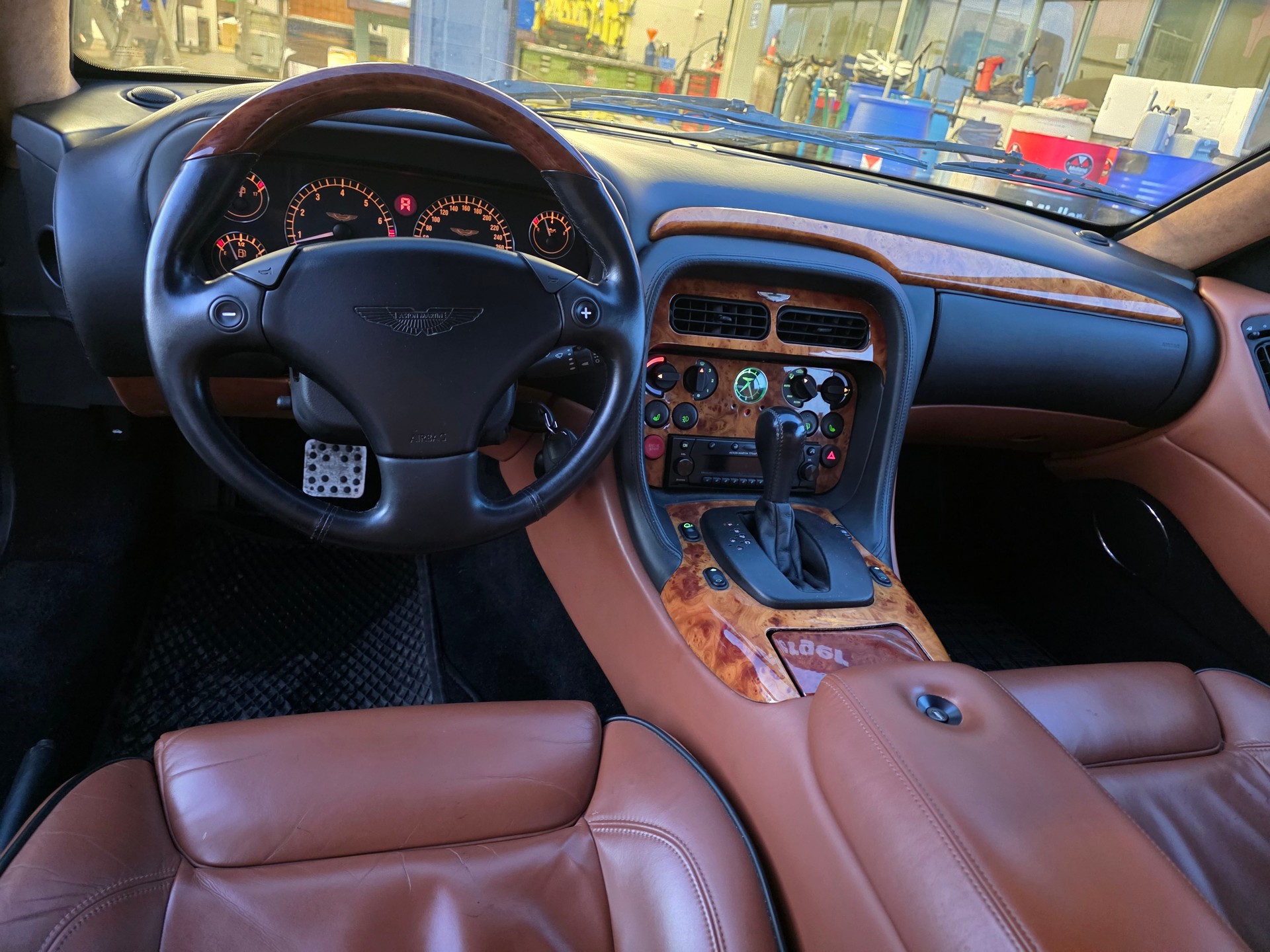 ASTON MARTIN DB7 Volante-image-10