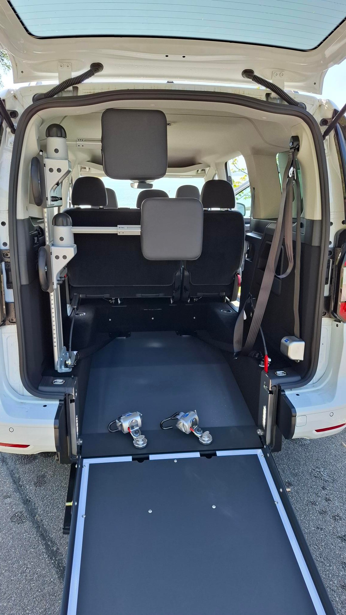 FORD Grand Tourneo Connect 1.5 EcoBoost Titanium Automat - inkl. Umbau für Rollstuhltransport-image-8