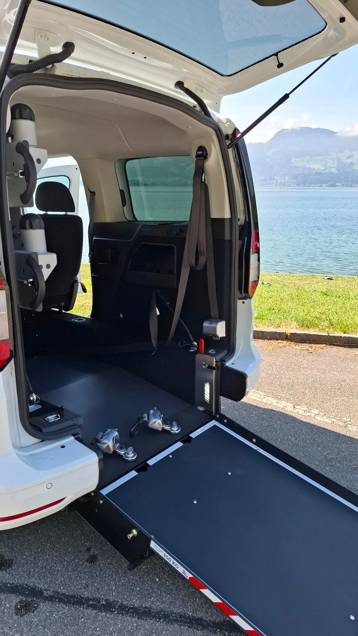 FORD Grand Tourneo Connect 1.5 EcoBoost Titanium Automat - inkl. Umbau für Rollstuhltransport-image-7