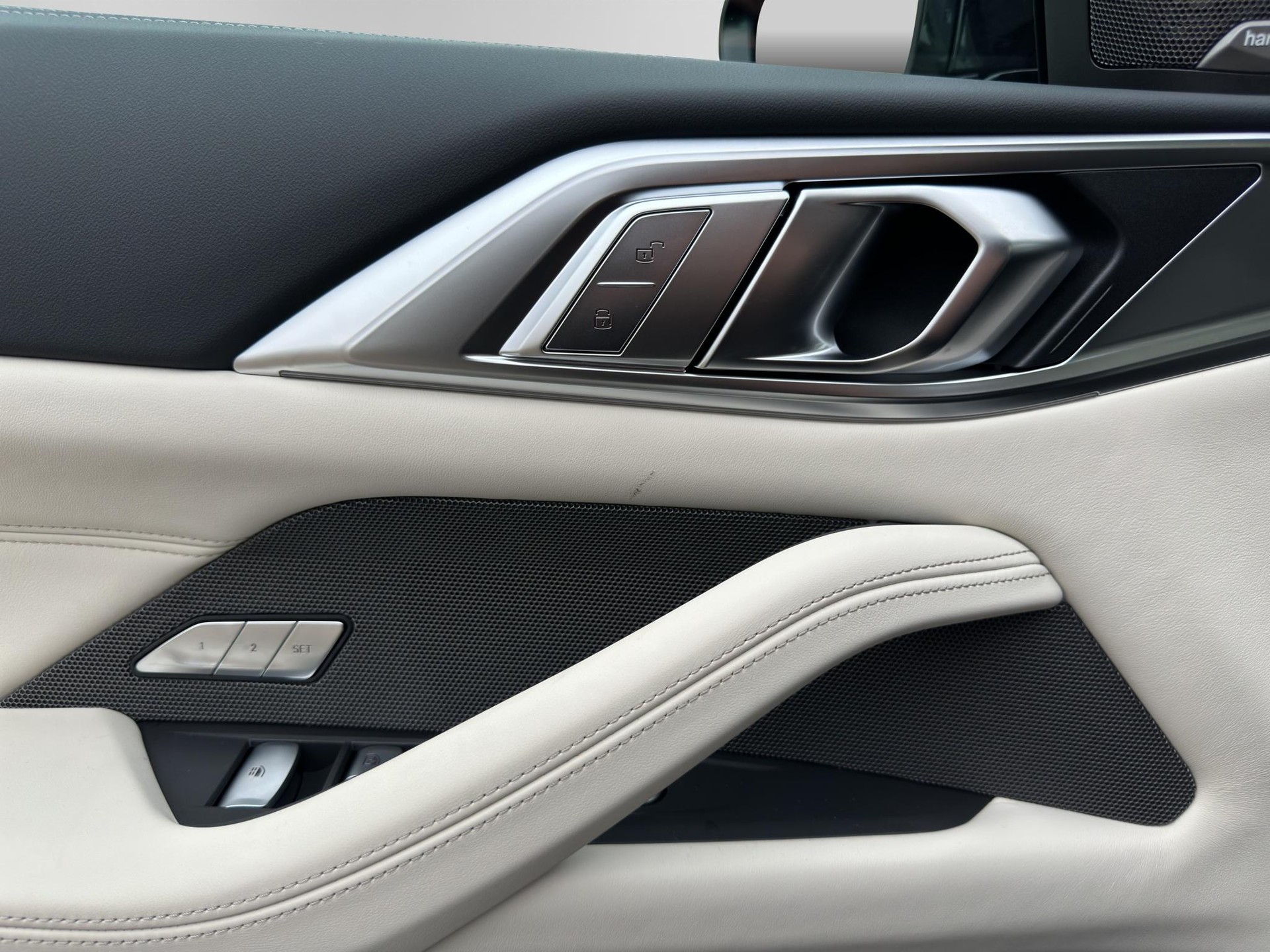 BMW M440i xDrive Cabrio Individual-image-13