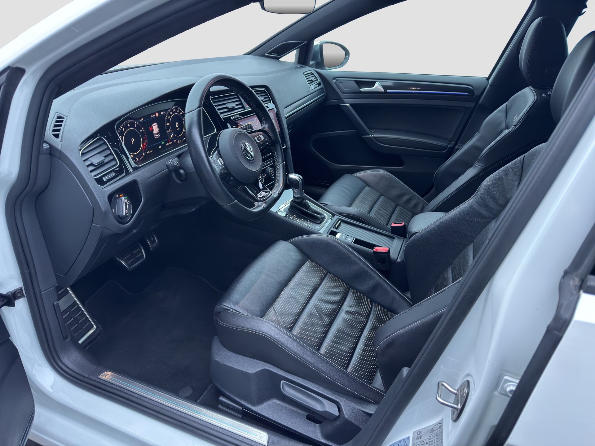 VW Golf 2.0 TSI R 4Motion DSG-image-9
