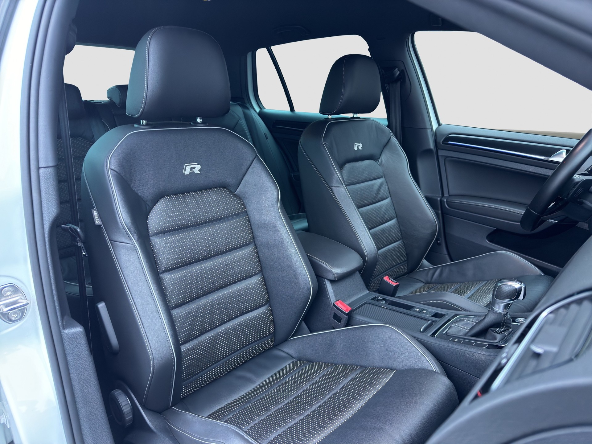 VW Golf 2.0 TSI R 4Motion DSG-image-11