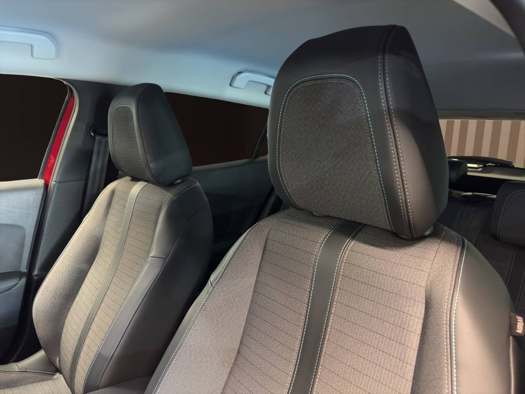 PEUGEOT 2008 1.2 PureTech Allure Pack EAT8-image-15