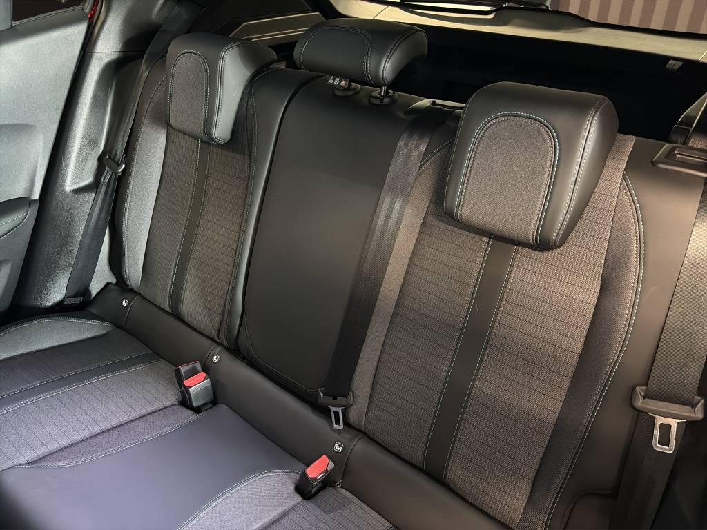 PEUGEOT 2008 1.2 PureTech Allure Pack EAT8-image-8