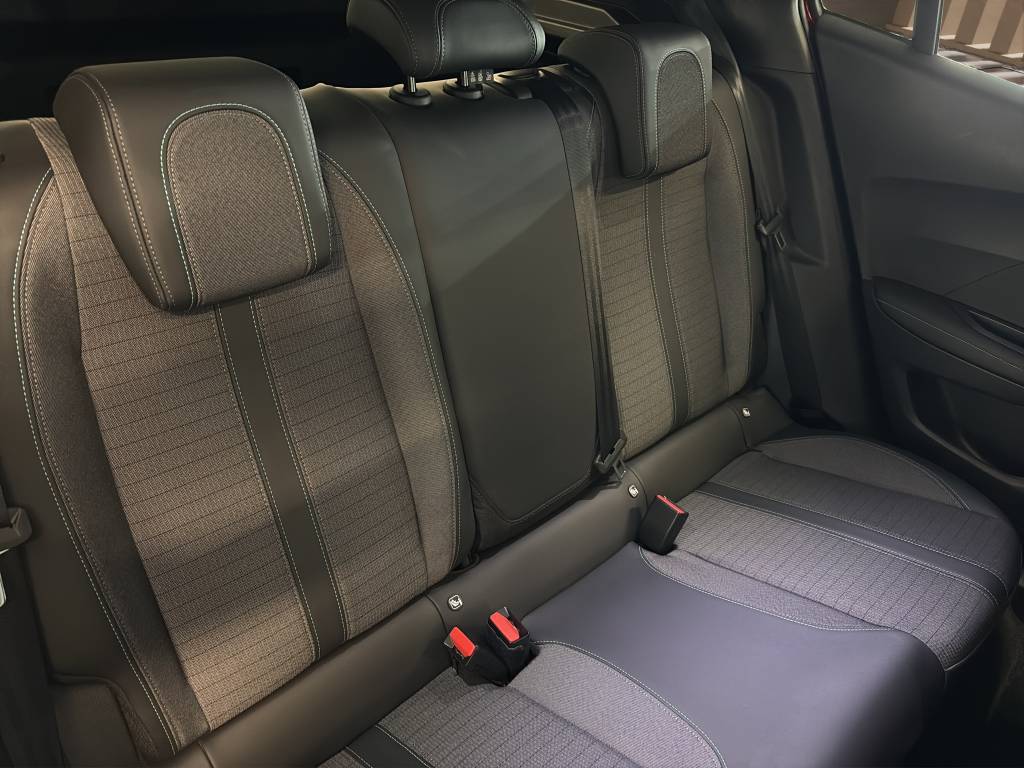PEUGEOT 2008 1.2 PureTech Allure Pack EAT8-image-7