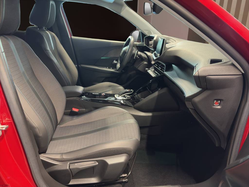 PEUGEOT 2008 1.2 PureTech Allure Pack EAT8-image-6