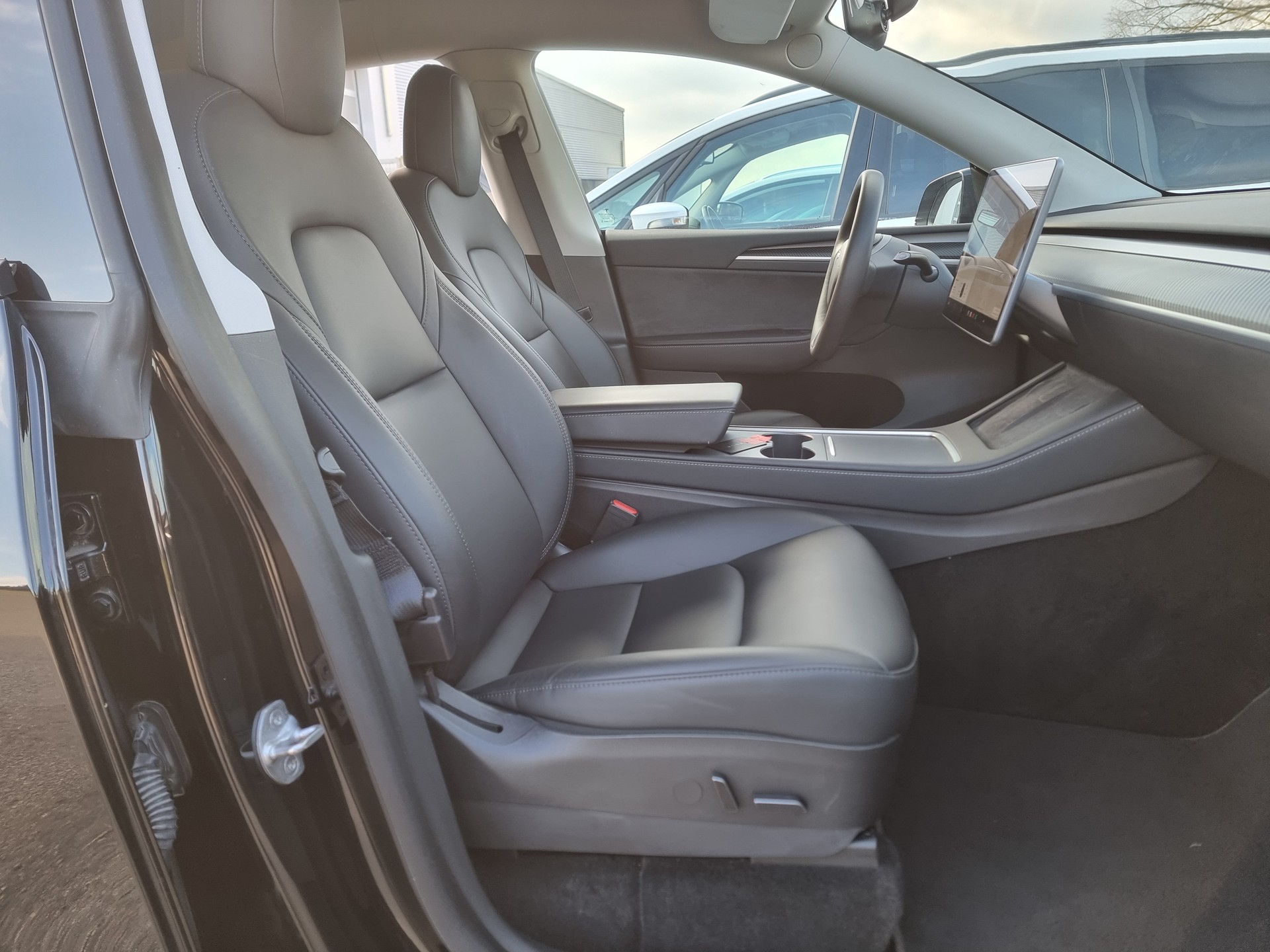 TESLA Model Y Long Range-image-3