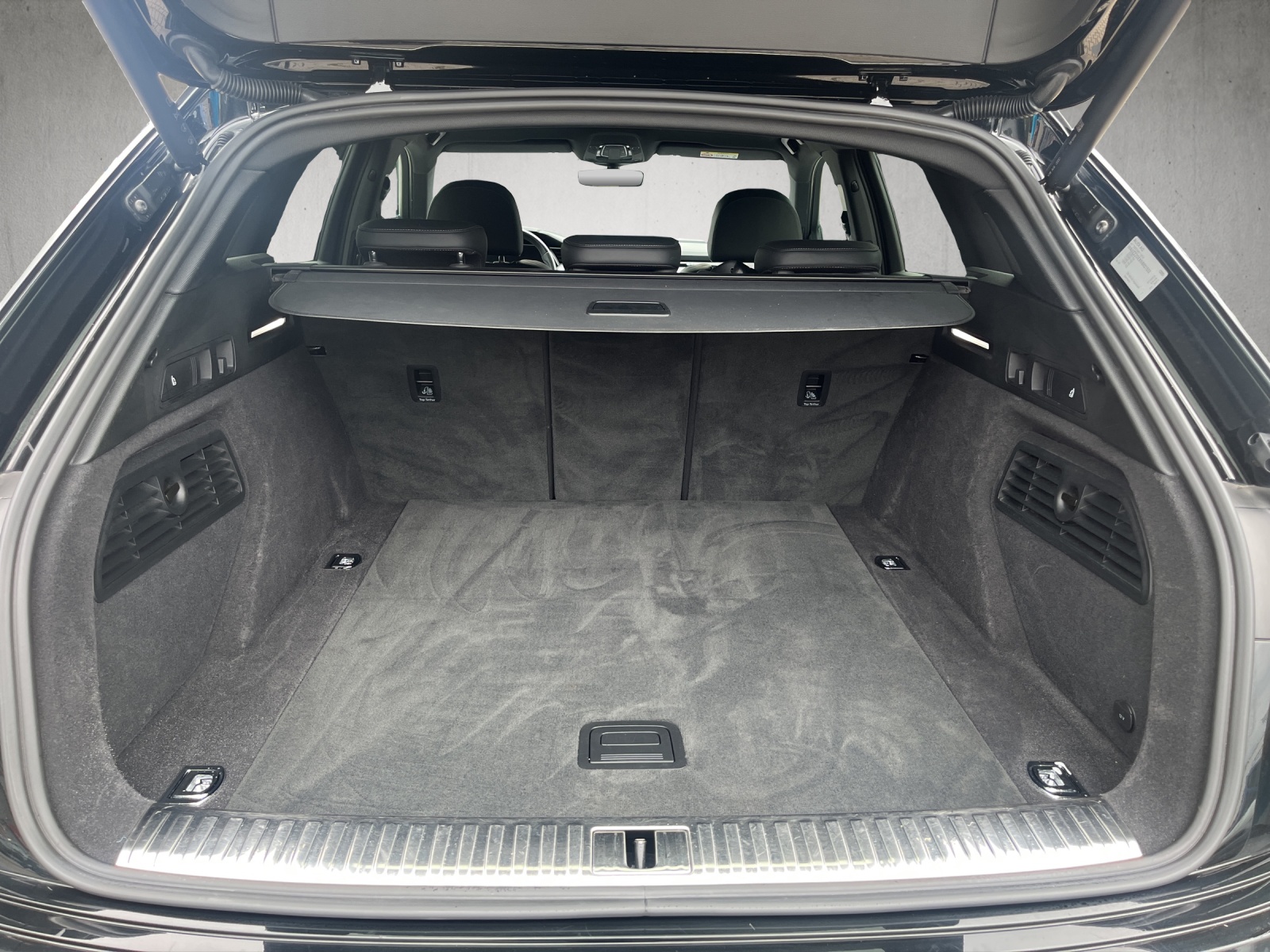 AUDI e-tron S quattro-image-14