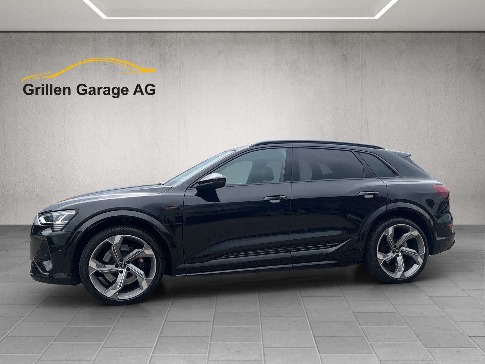 AUDI e-tron S quattro-showroom-element-1