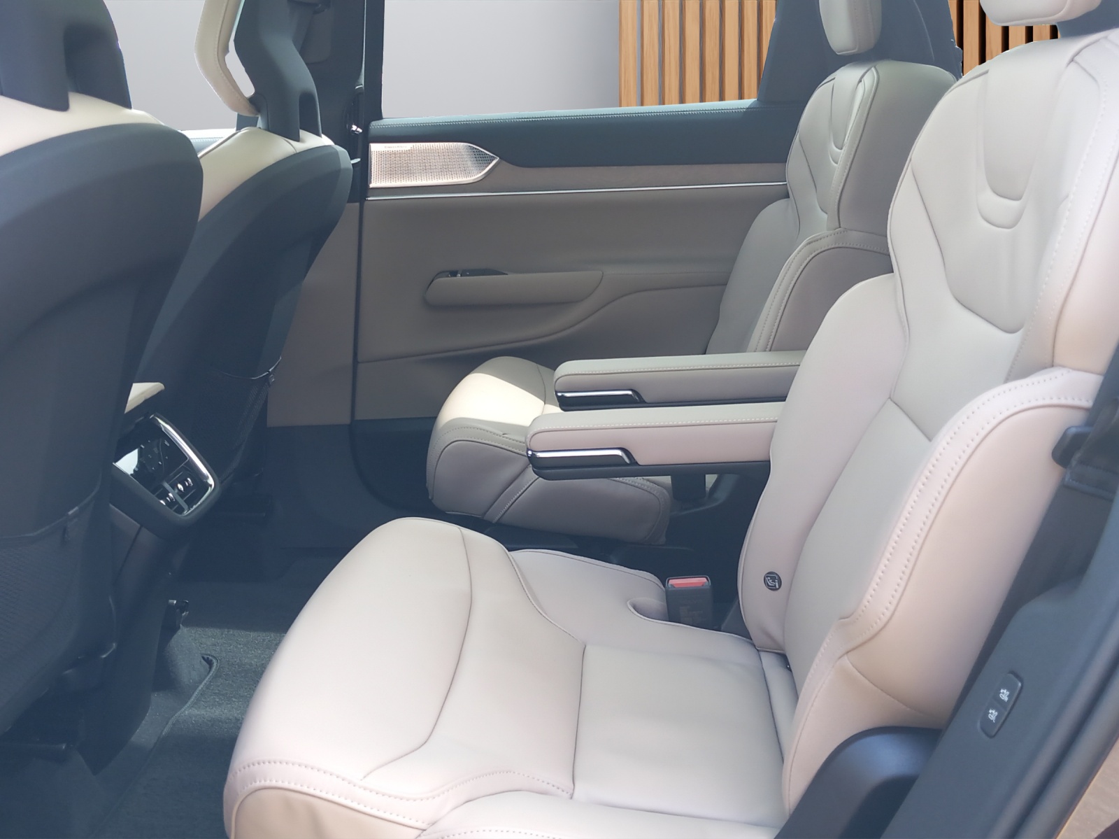 VOLVO EX90 Twin Performance Ultra 6P. AWD-image-9