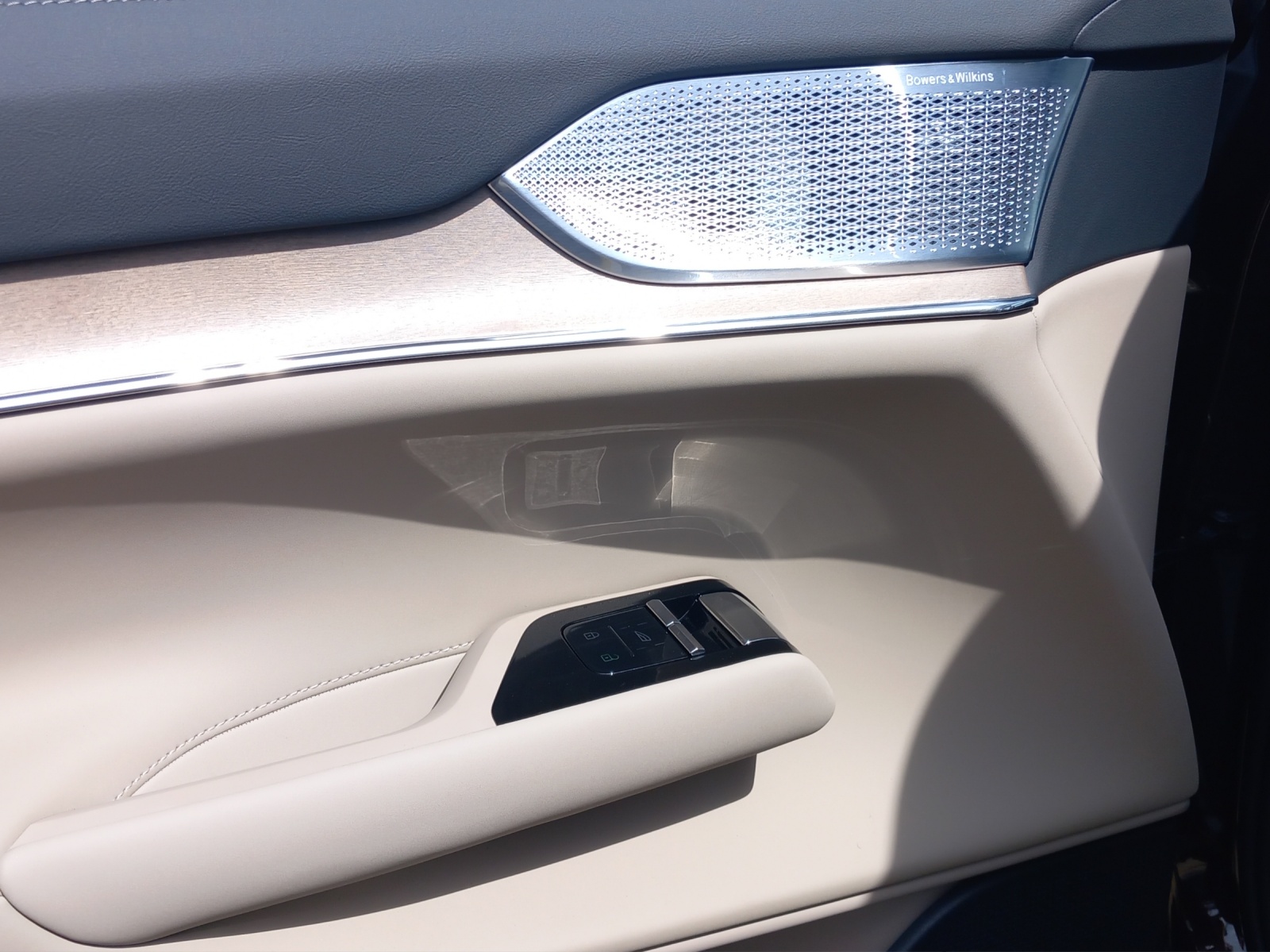 VOLVO EX90 Twin Performance Ultra 6P. AWD-image-17