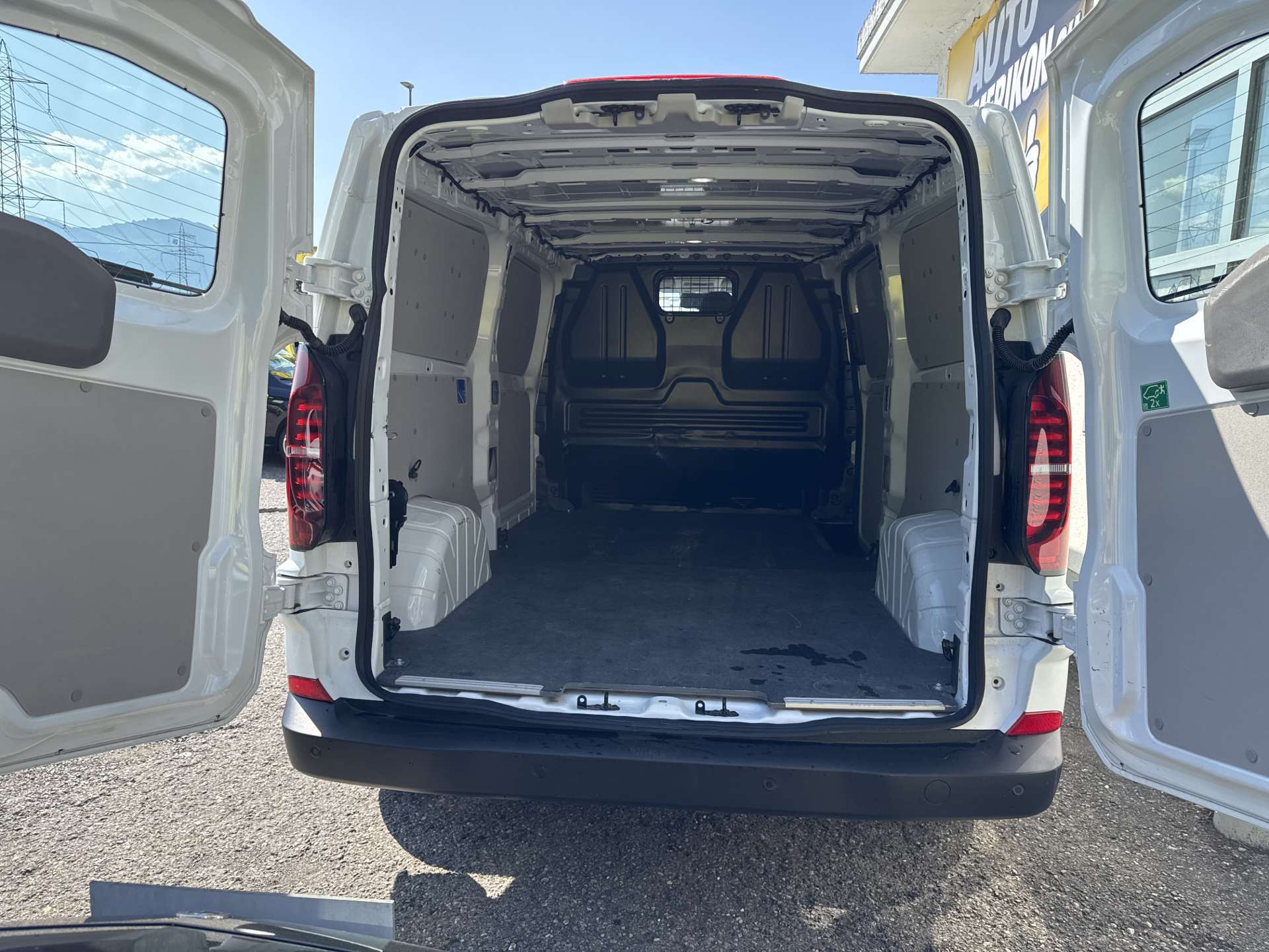 VW Transporter 2.0 TDi Lang DSG-Automat-image-8