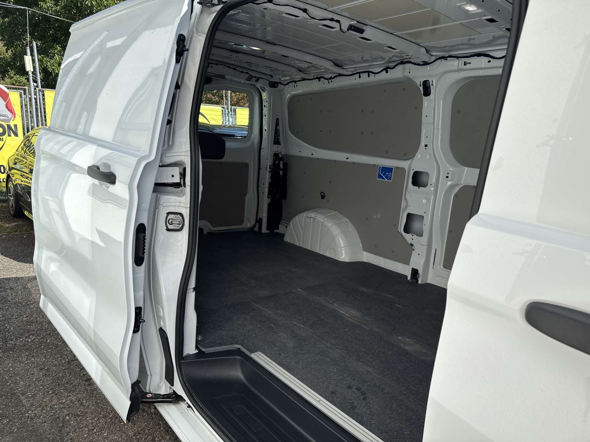 VW Transporter 2.0 TDi Lang DSG-Automat-image-13