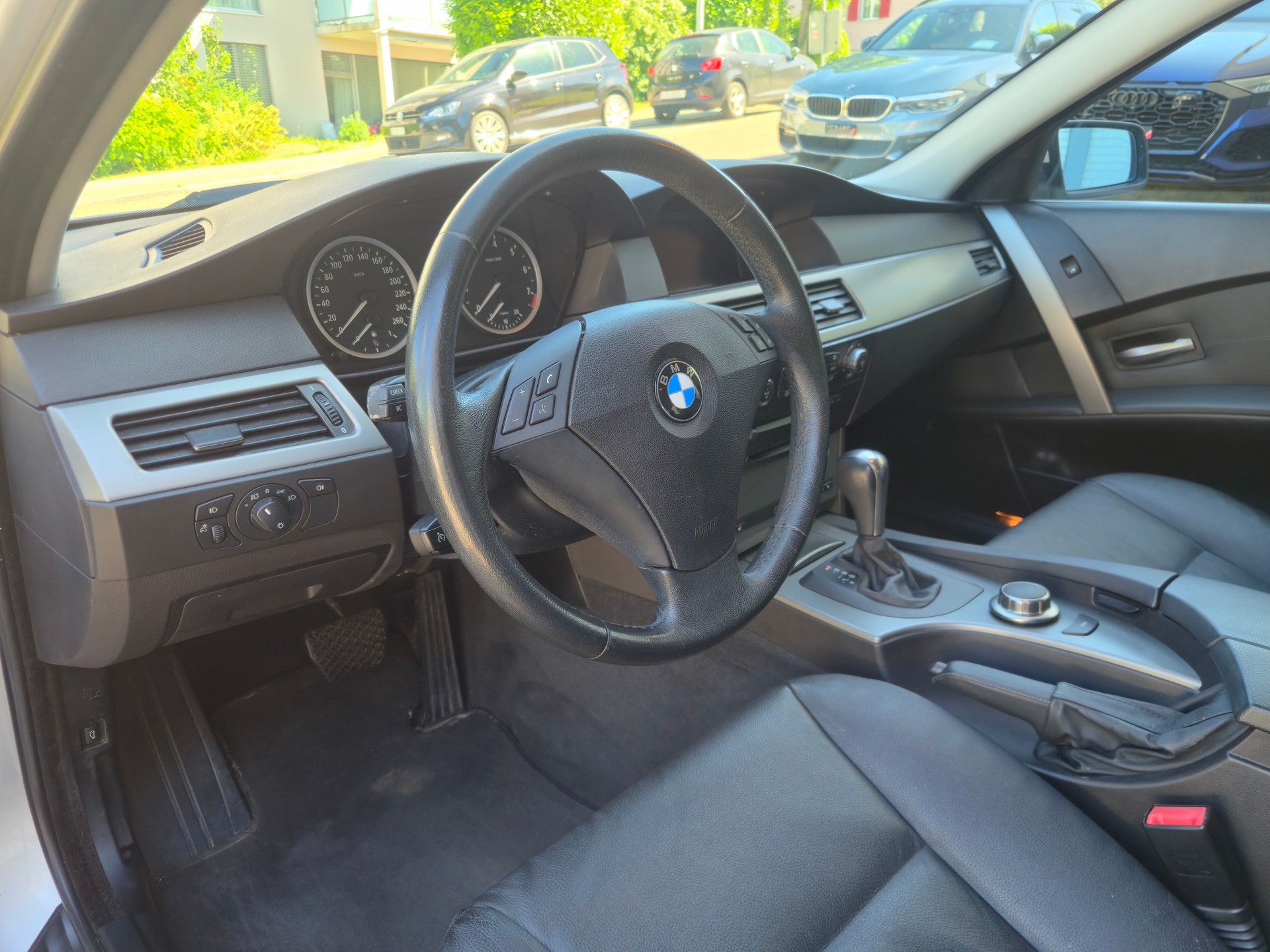 BMW 525i Touring-image-5
