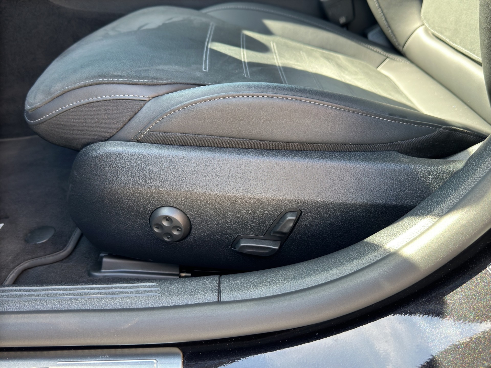 MERCEDES-BENZ C 300 d AMG Line-image-9