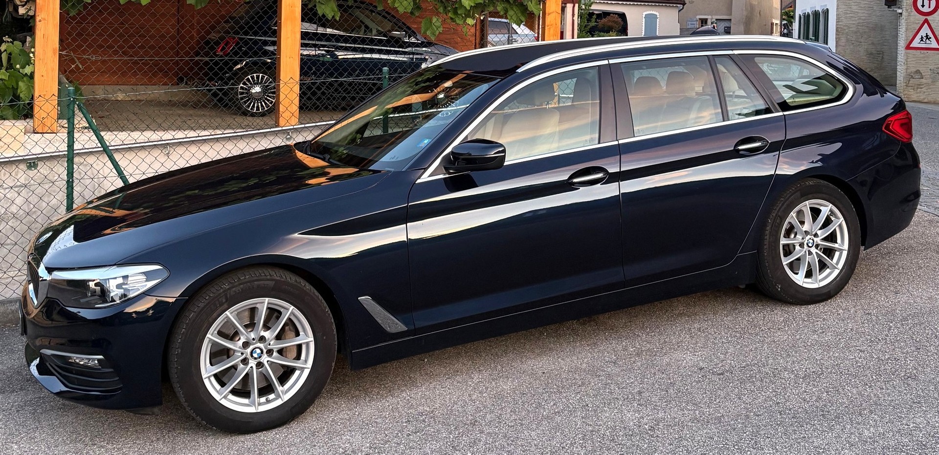BMW 530d xDrive Touring Luxury Line Steptronic-image-1
