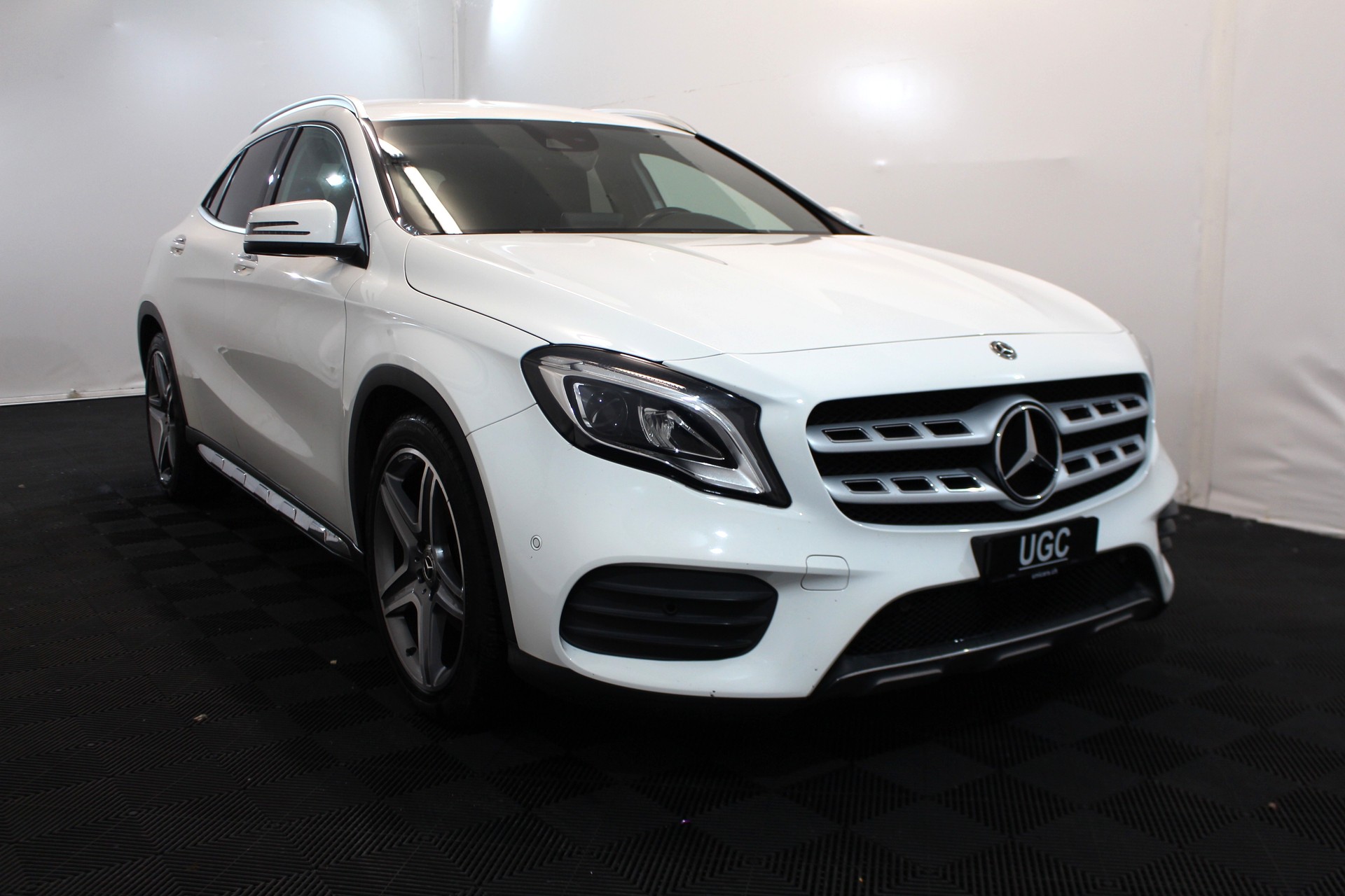 MERCEDES-BENZ GLA 200 Night Star