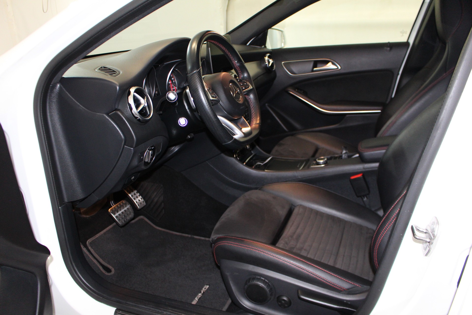 MERCEDES-BENZ GLA 200 Night Star-image-6