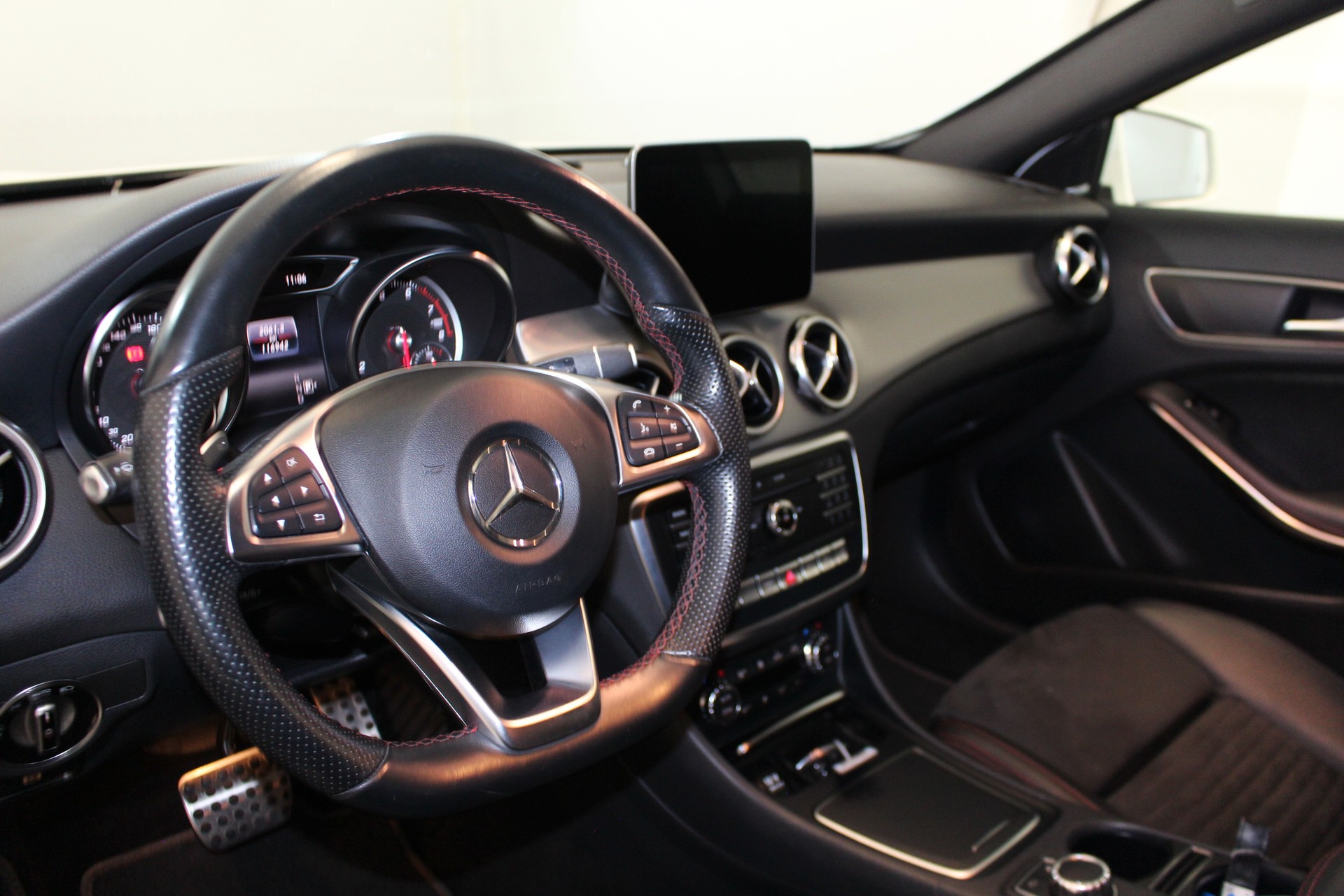 MERCEDES-BENZ GLA 200 Night Star-image-11