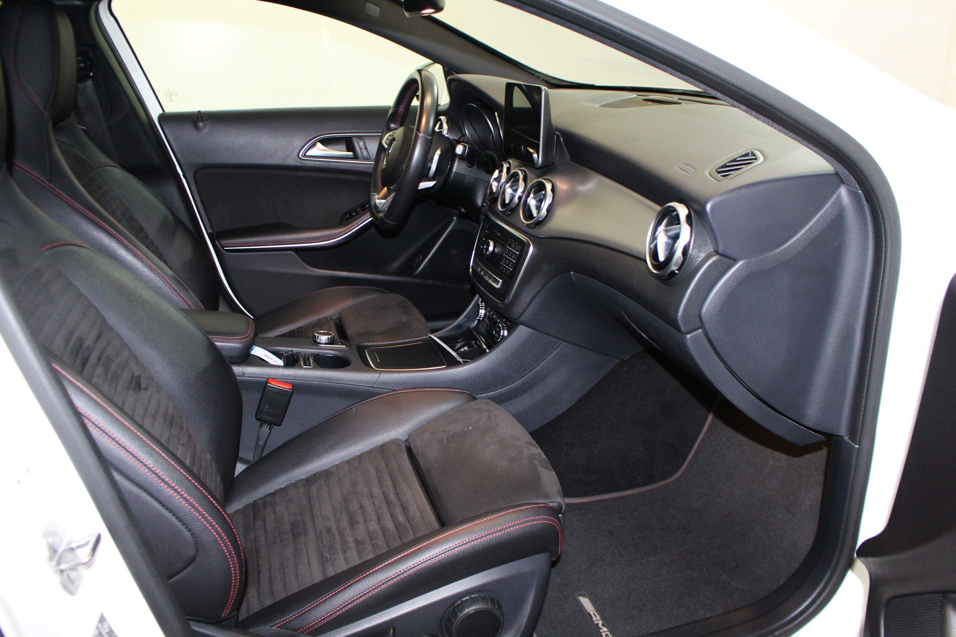 MERCEDES-BENZ GLA 200 Night Star-image-10