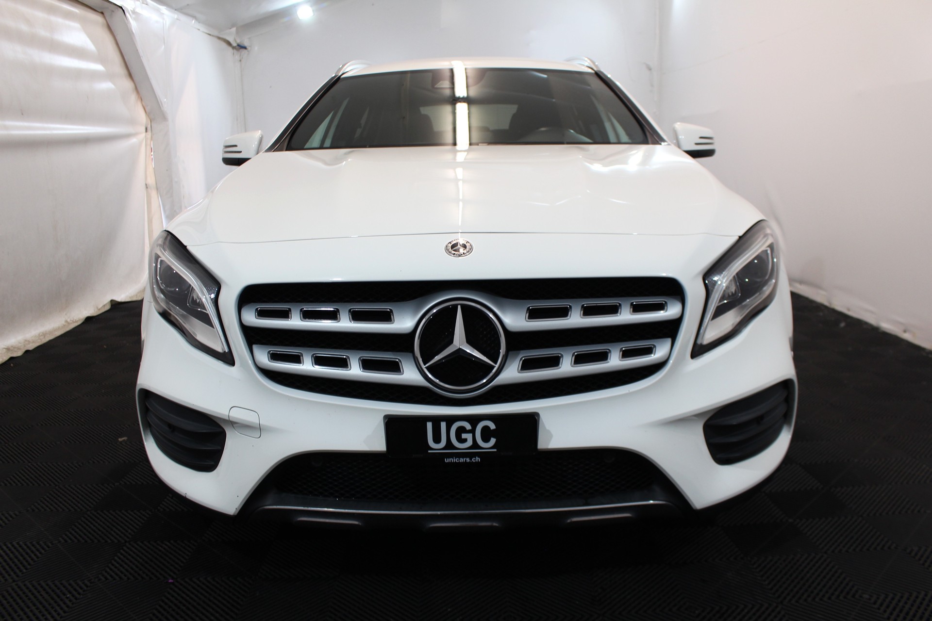 MERCEDES-BENZ GLA 200 Night Star-showroom-element-1