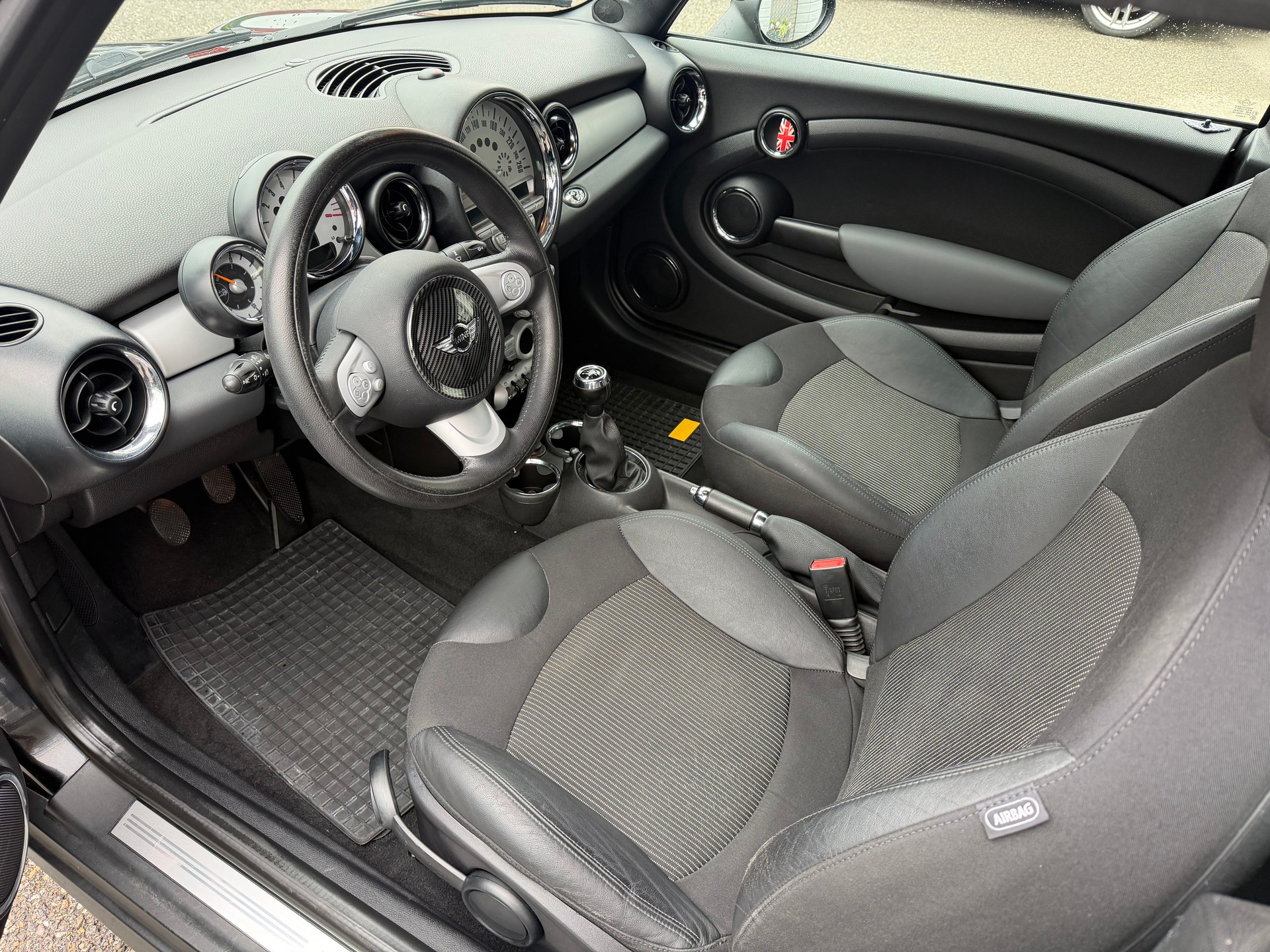 MINI Cooper Cabriolet-image-4