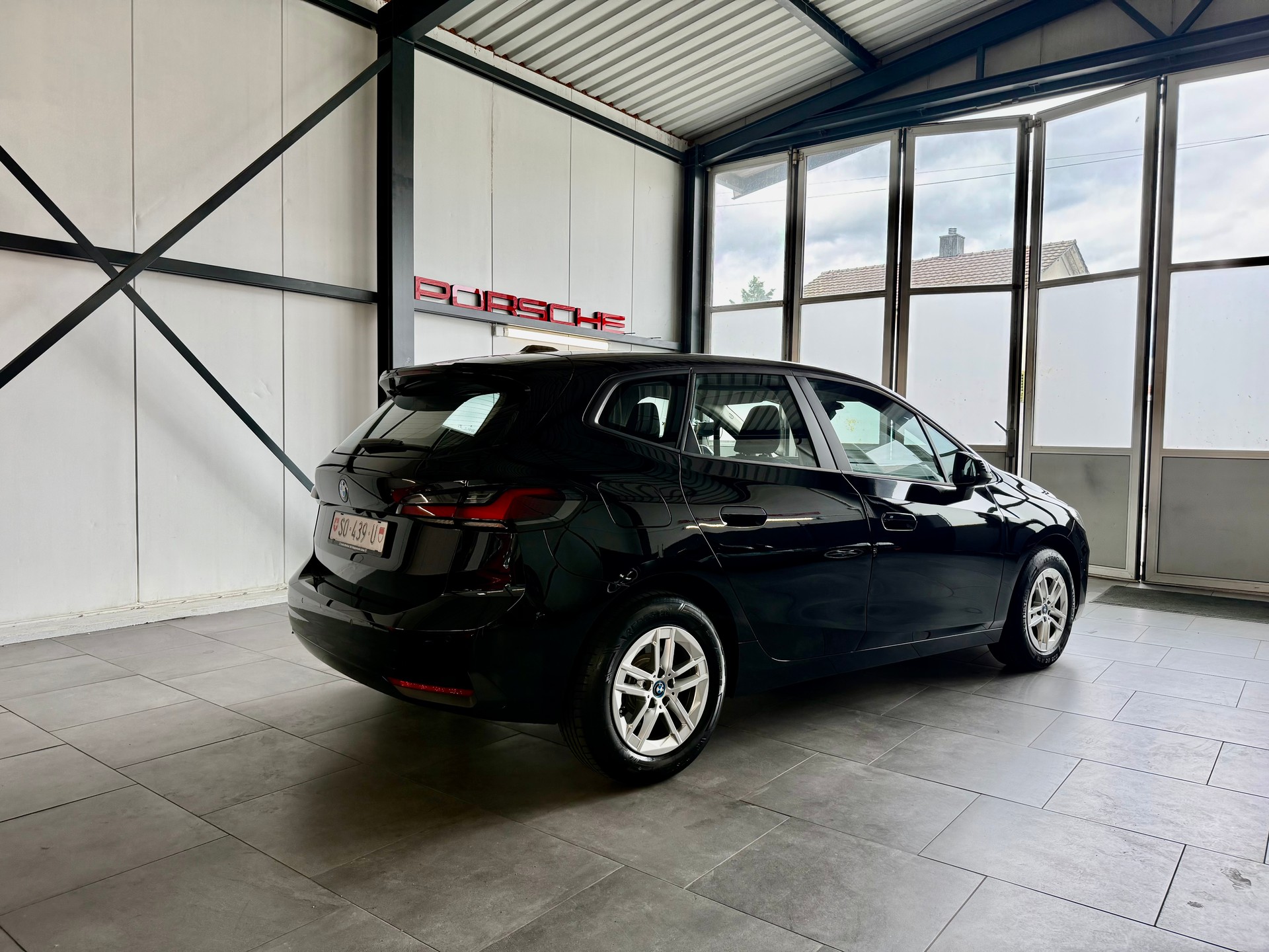 BMW 225e Sport xDrive Active Tourer-image-3