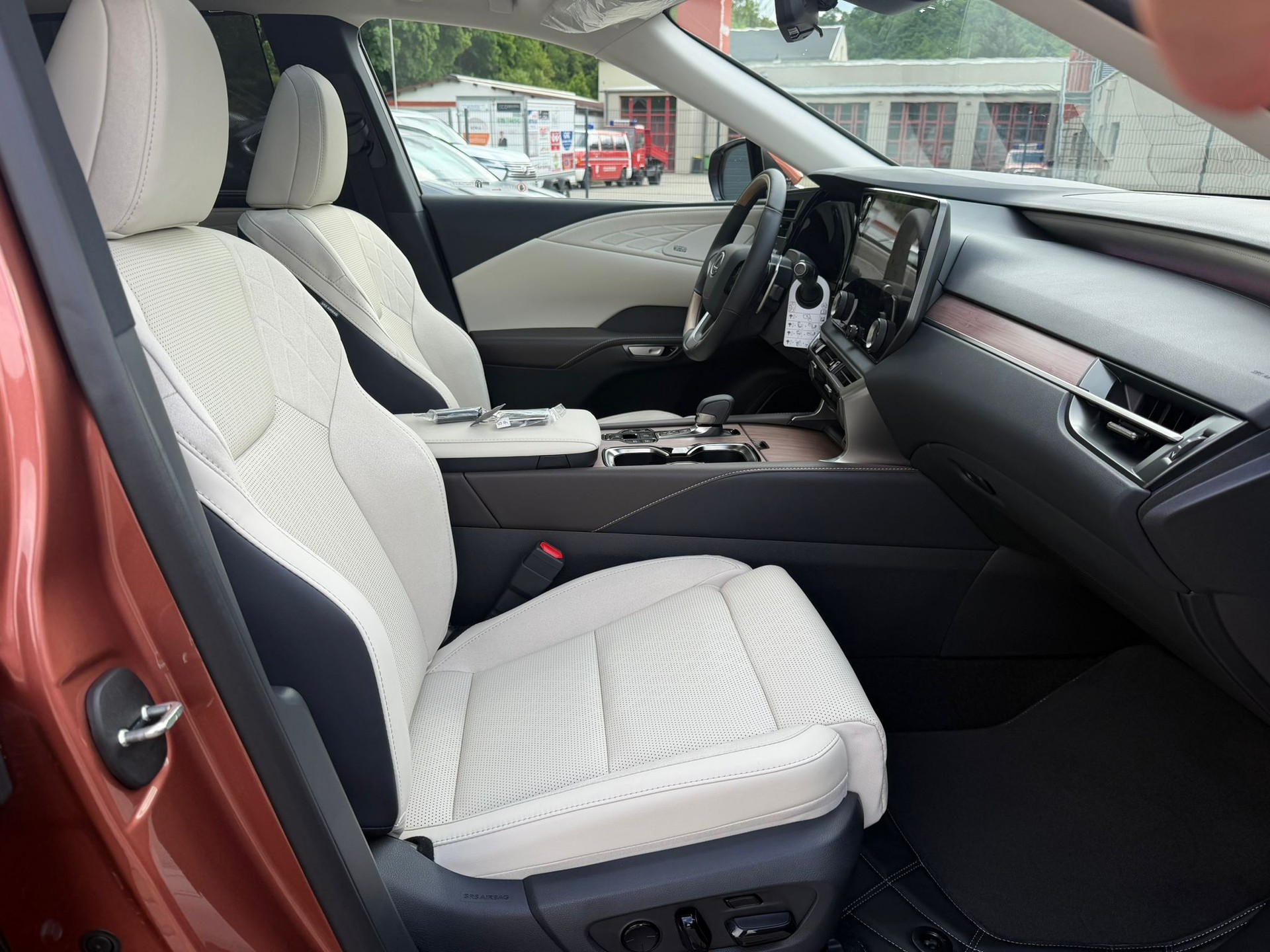 LEXUS 450 h+E-Four Luxury 360 Kam AWD-image-7