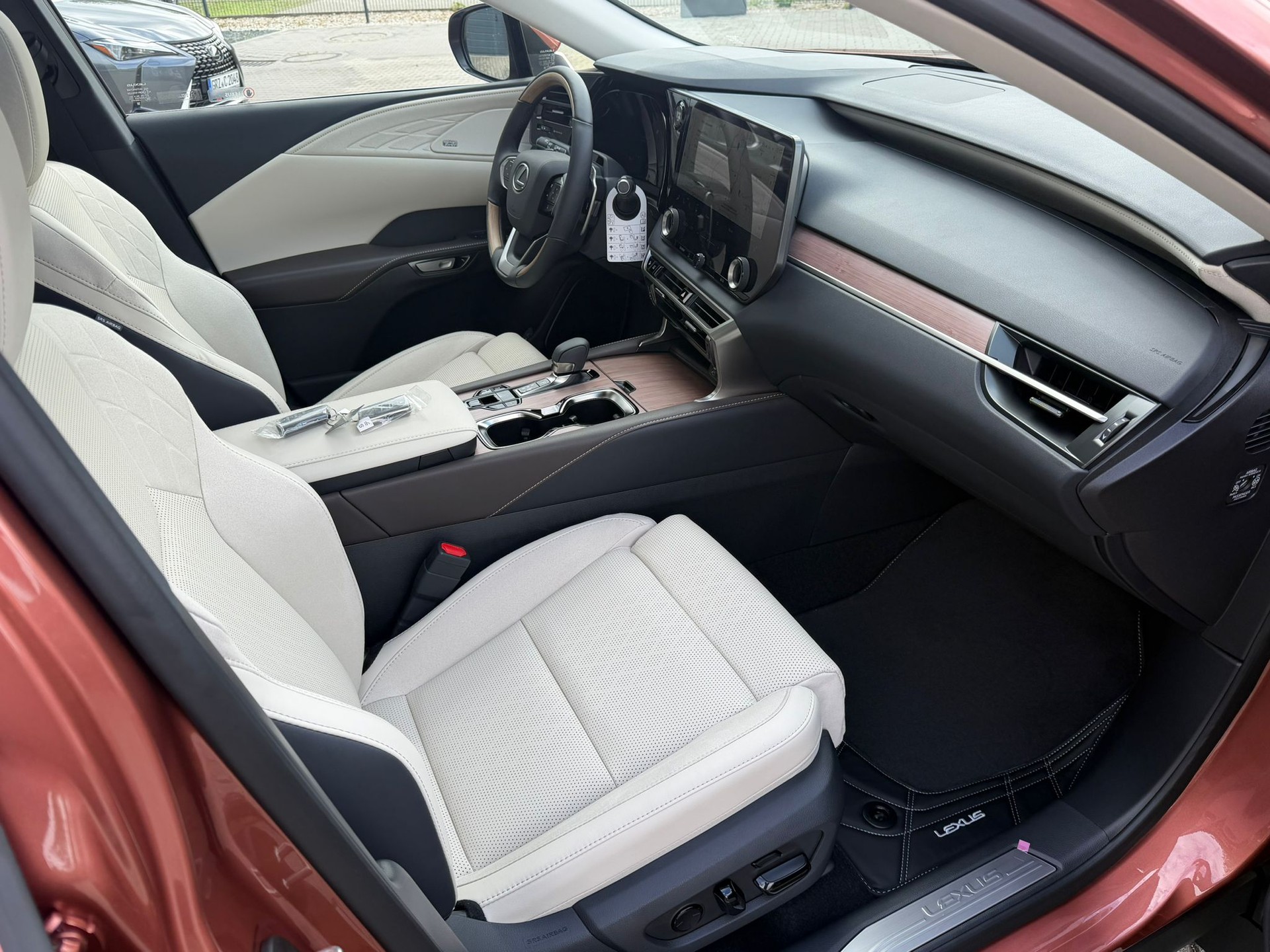 LEXUS 450 h+E-Four Luxury 360 Kam AWD-image-6