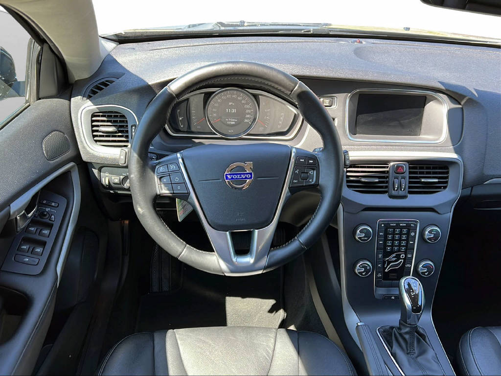 VOLVO V40 2.0 D3 Momentum S/S-image-8