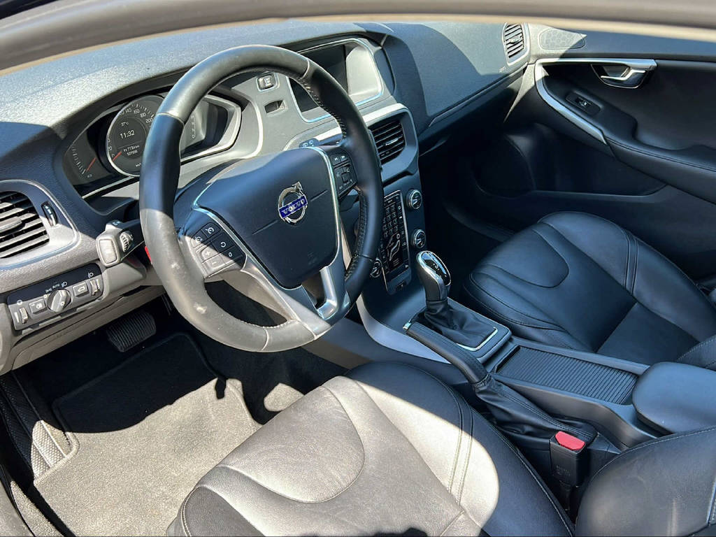 VOLVO V40 2.0 D3 Momentum S/S-image-9